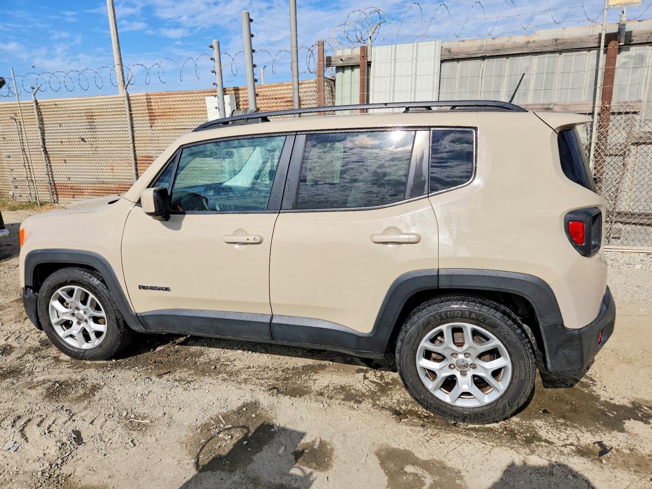 2015 Jeep Renegade Latitude Cream vin: ZACCJABT0FPB76022