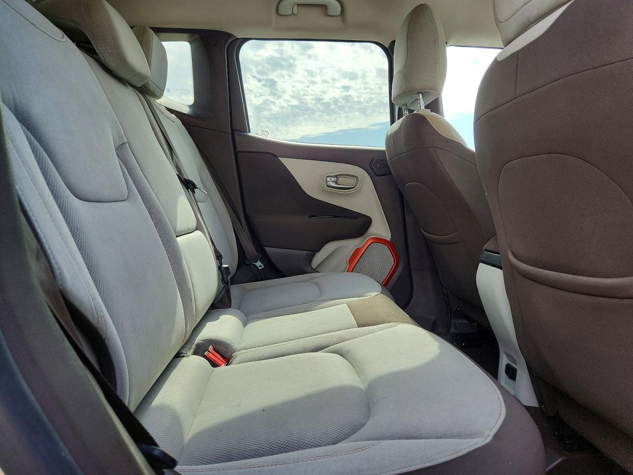 2015 Jeep Renegade Latitude Cream vin: ZACCJABT0FPB76022