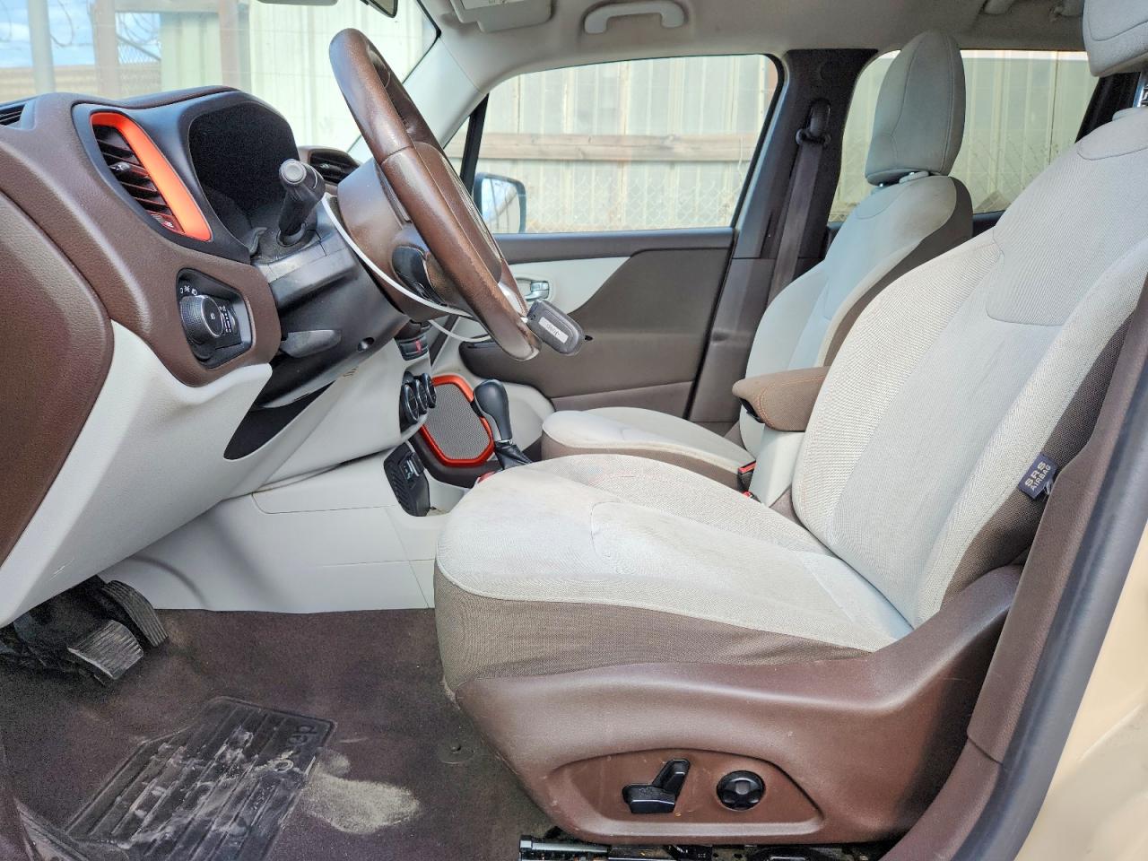 2015 Jeep Renegade Latitude Cream vin: ZACCJABT0FPB76022