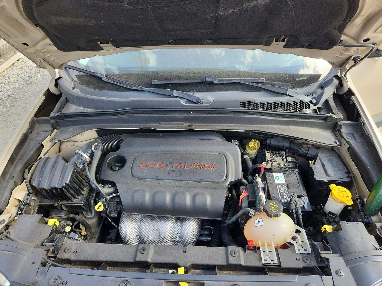 2015 Jeep Renegade Latitude Cream vin: ZACCJABT0FPB76022