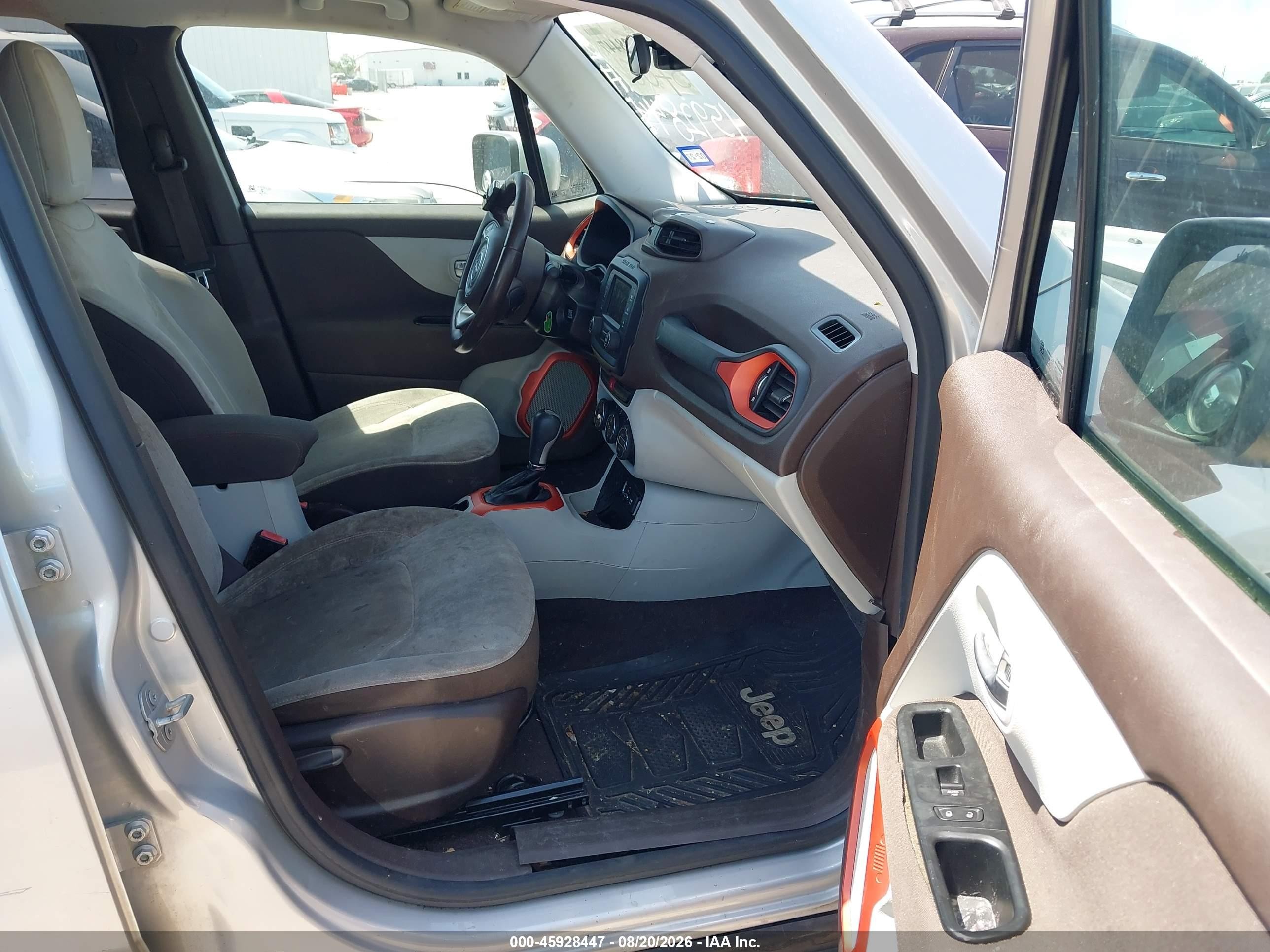 2015 Jeep Renegade Latitude Серебряный vin: ZACCJABT1FPB35028