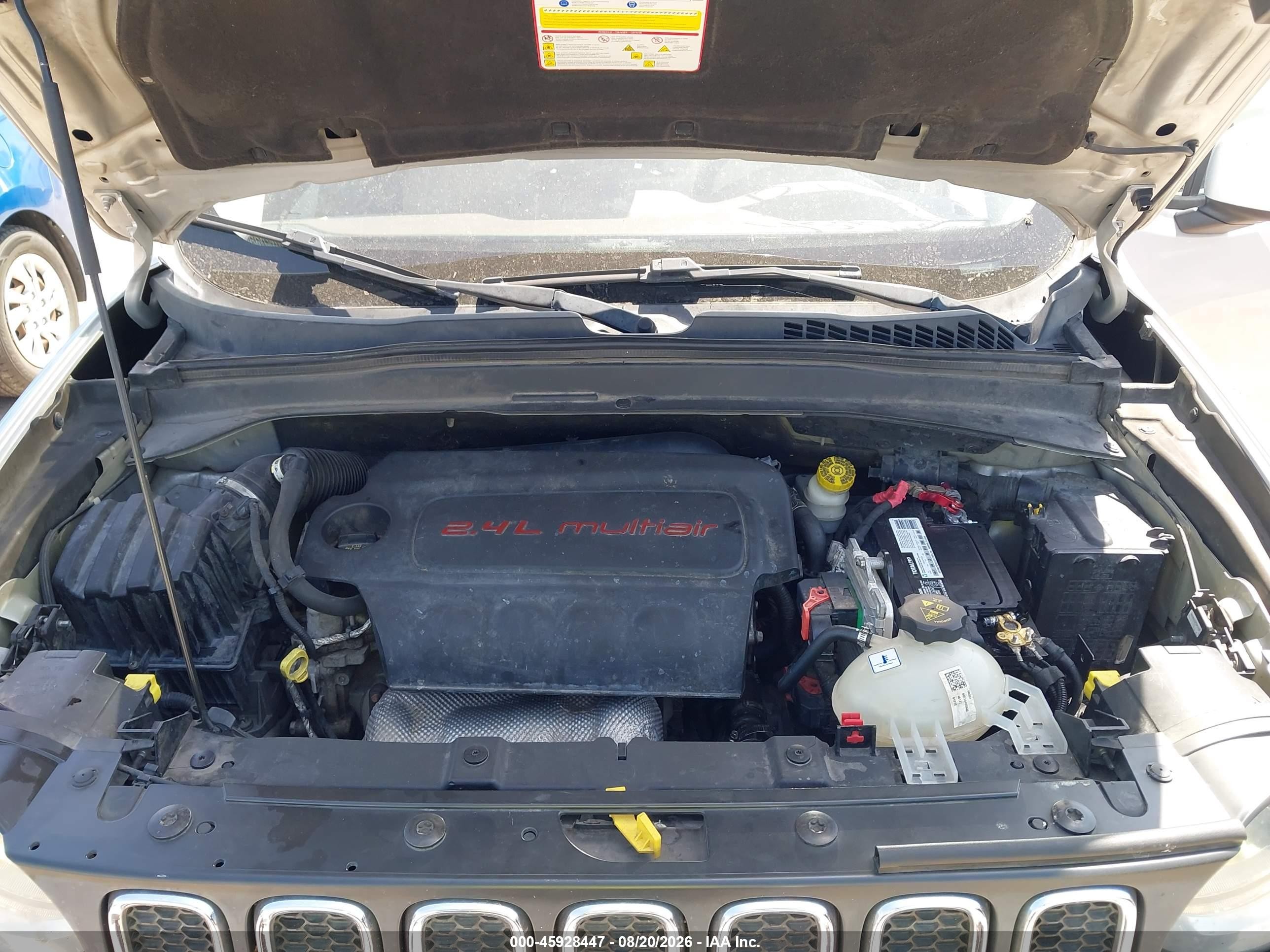 2015 Jeep Renegade Latitude Серебряный vin: ZACCJABT1FPB35028
