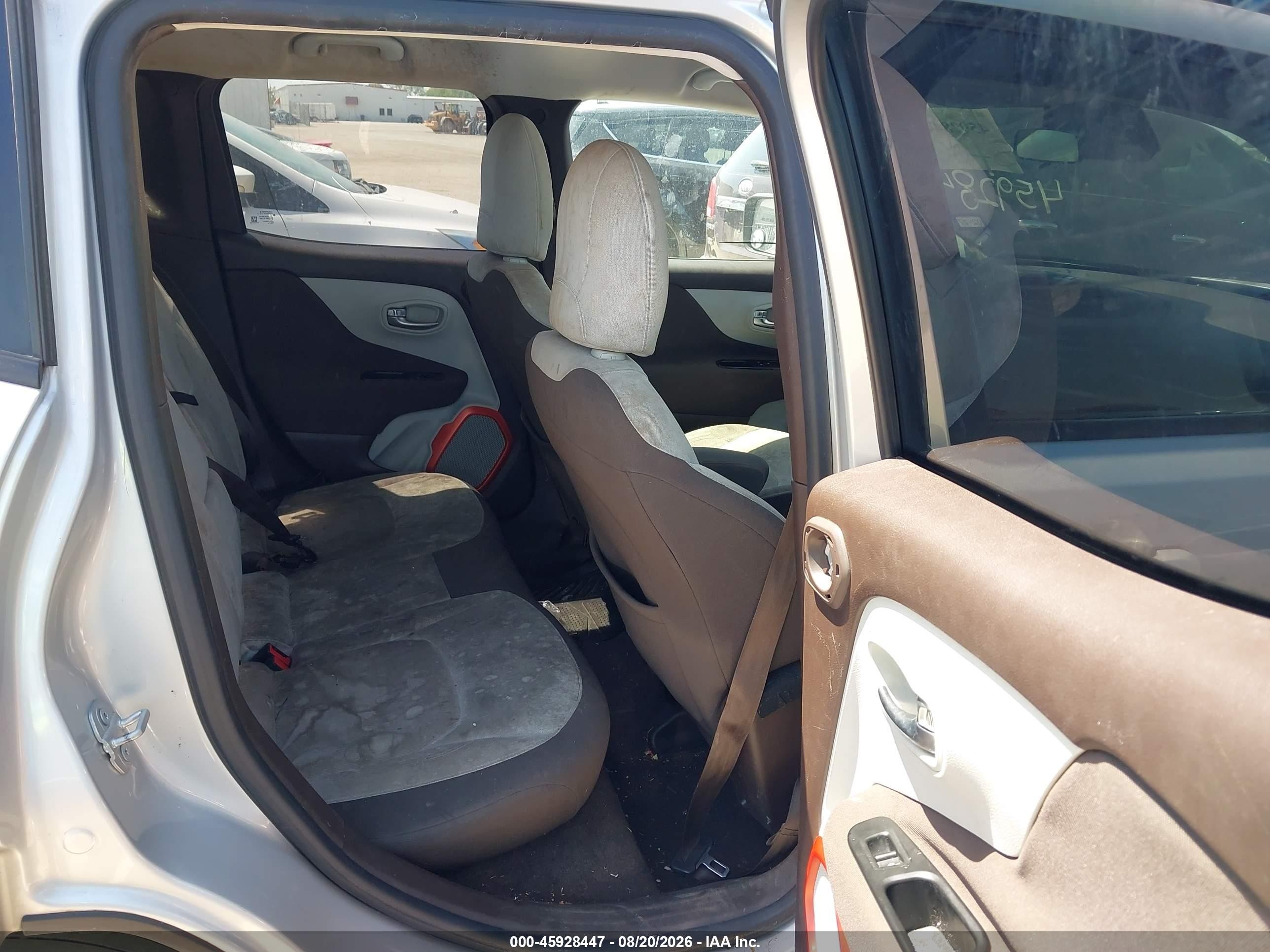 2015 Jeep Renegade Latitude Серебряный vin: ZACCJABT1FPB35028