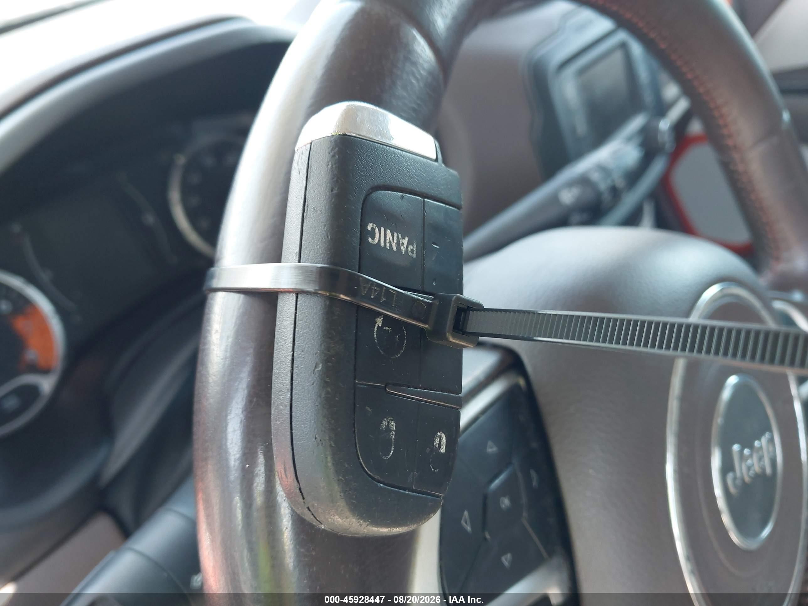 2015 Jeep Renegade Latitude Серебряный vin: ZACCJABT1FPB35028