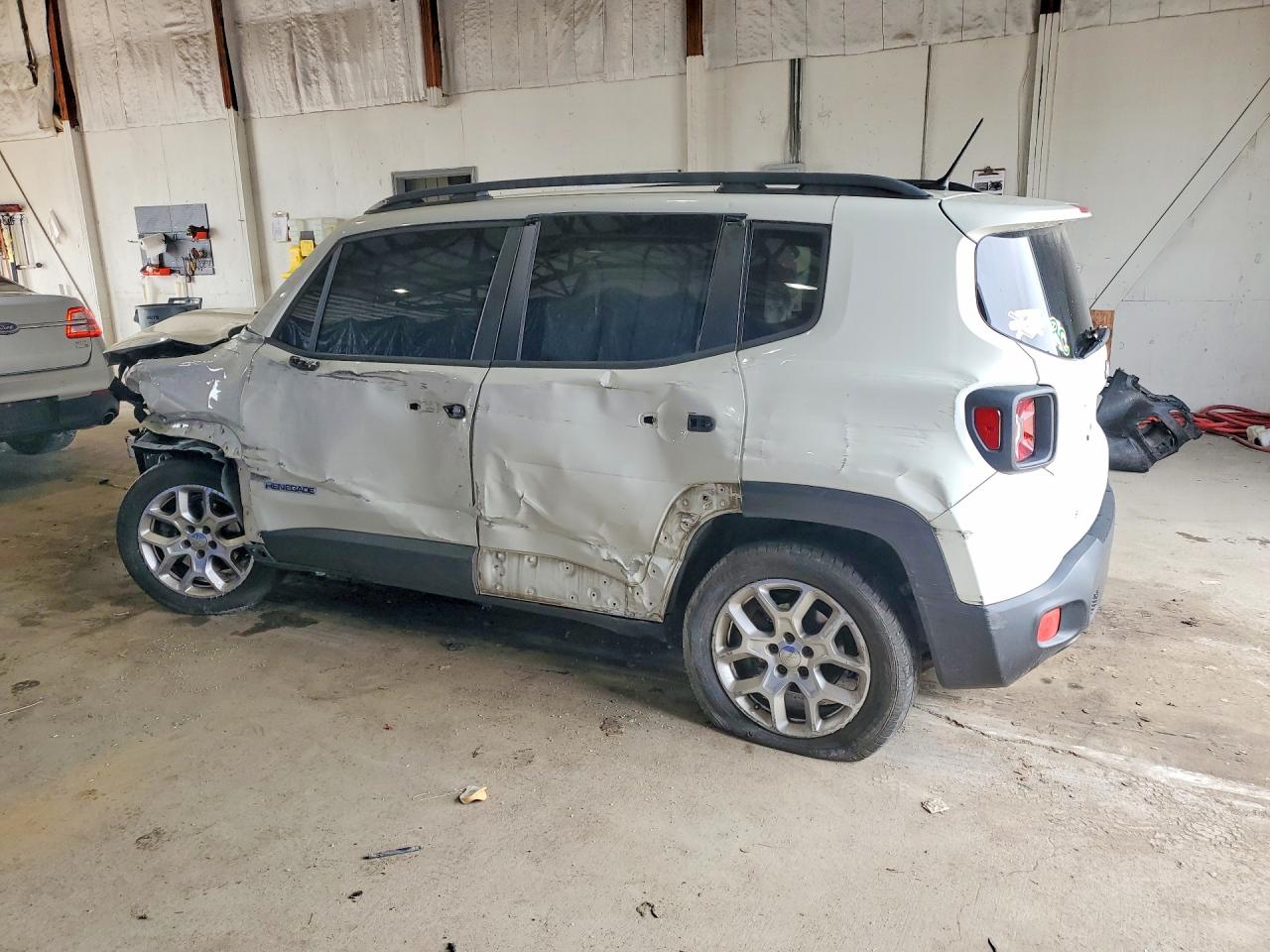 2015 Jeep Renegade Latitude White vin: ZACCJABT2FPB42778