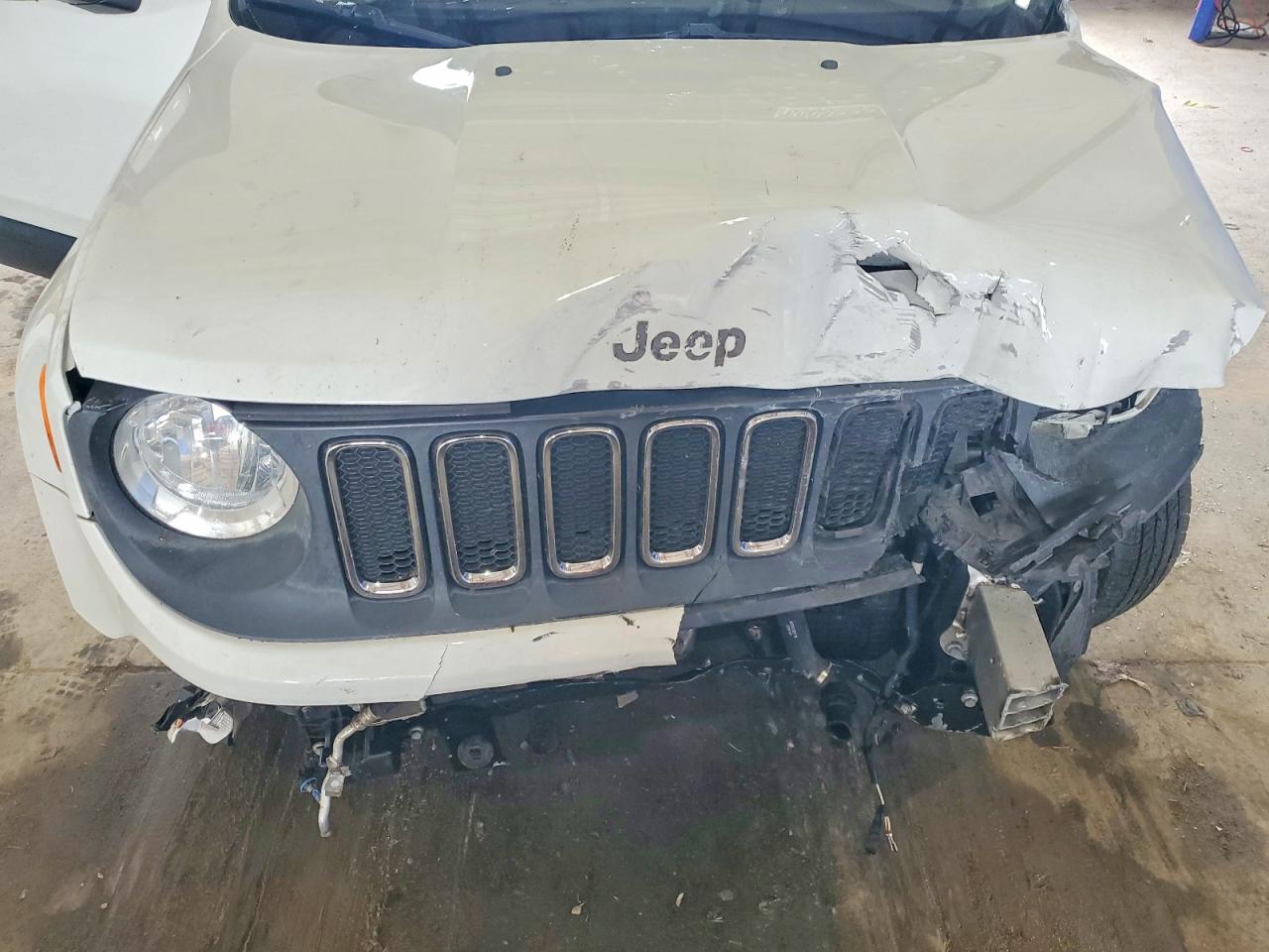 2015 Jeep Renegade Latitude White vin: ZACCJABT2FPB42778