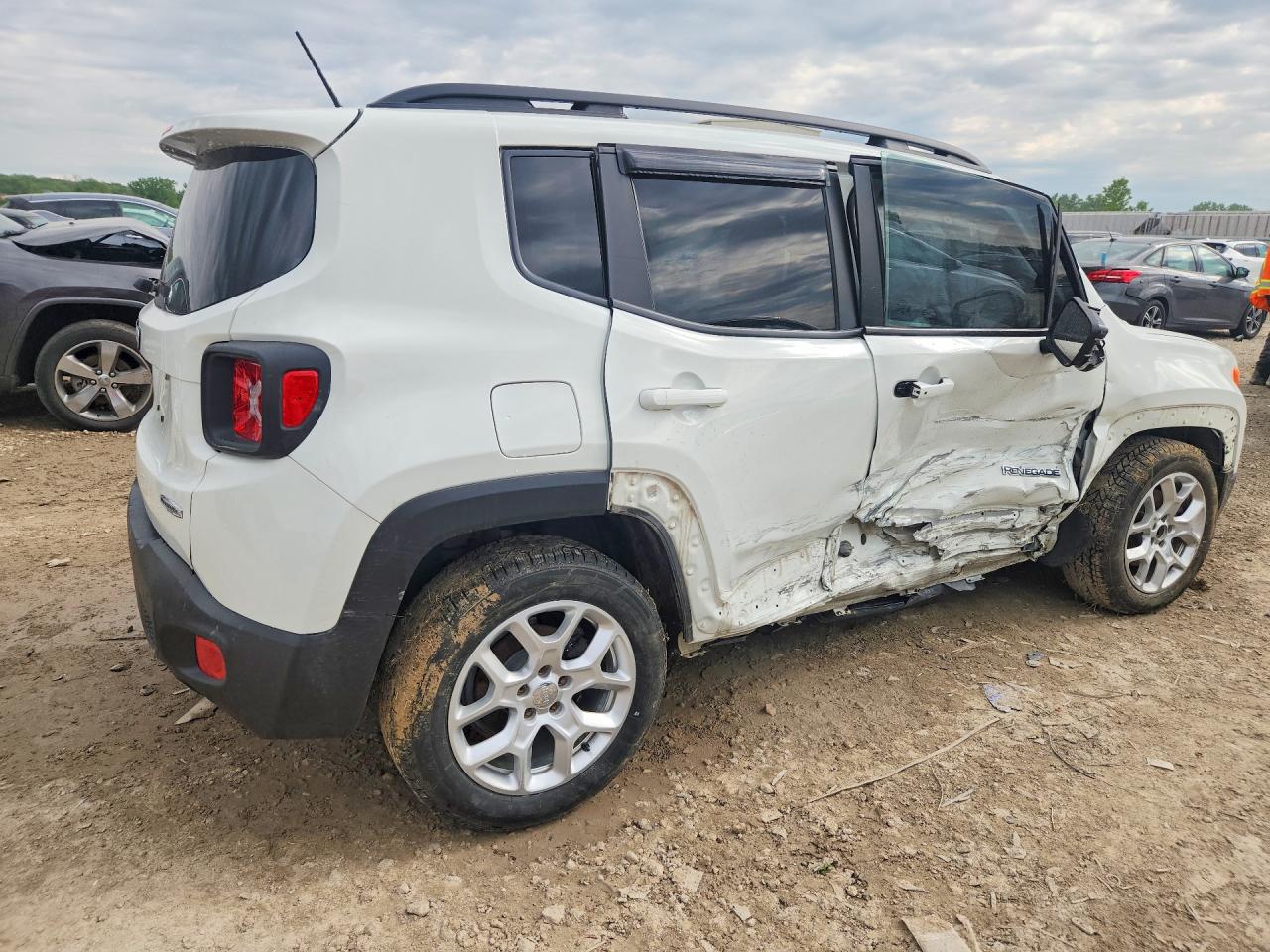 2015 Jeep Renegade Latitude White vin: ZACCJABT2FPC26082