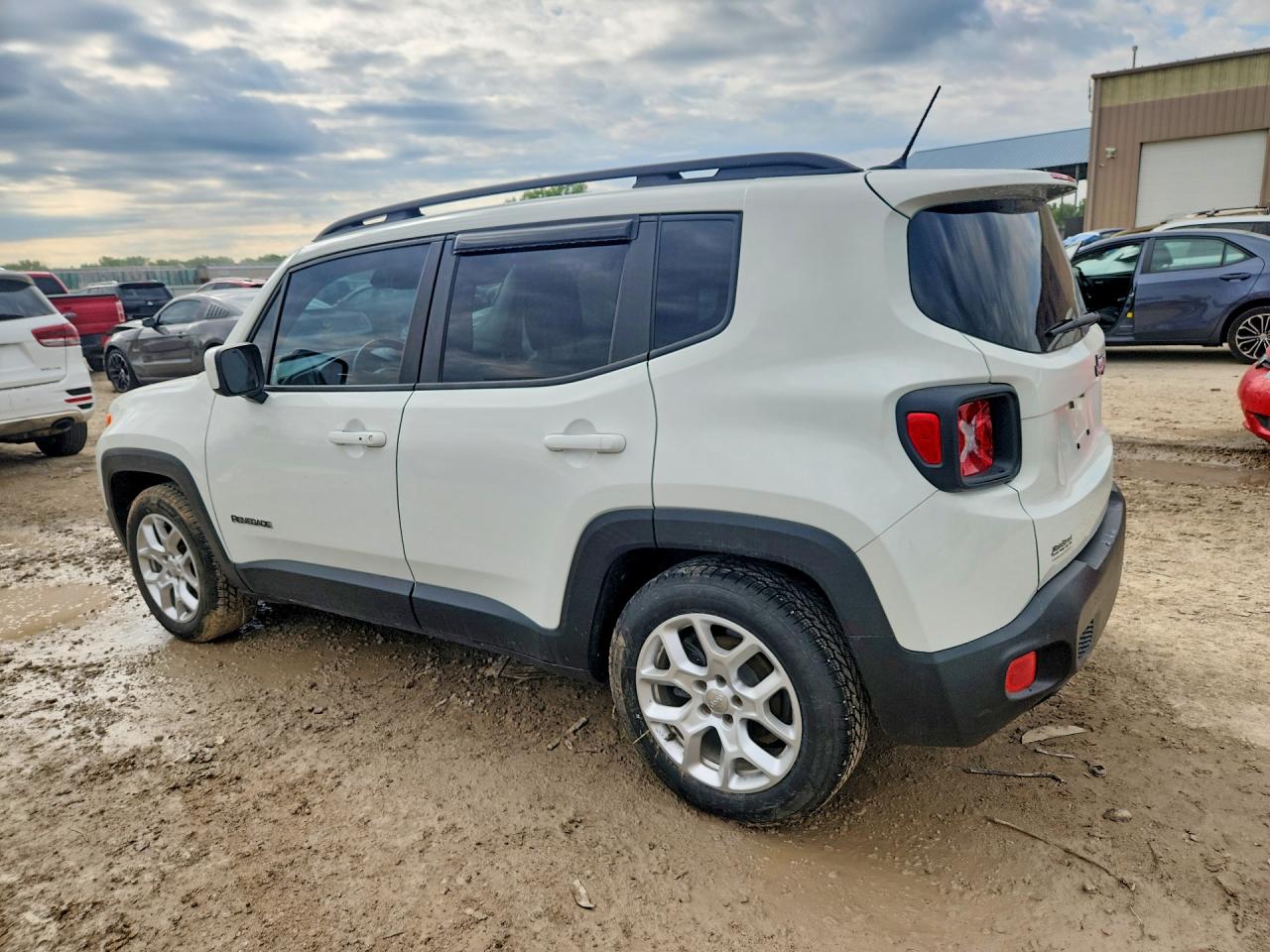 2015 Jeep Renegade Latitude White vin: ZACCJABT2FPC26082
