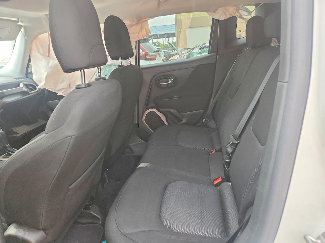 2015 Jeep Renegade Latitude White vin: ZACCJABT2FPC26082