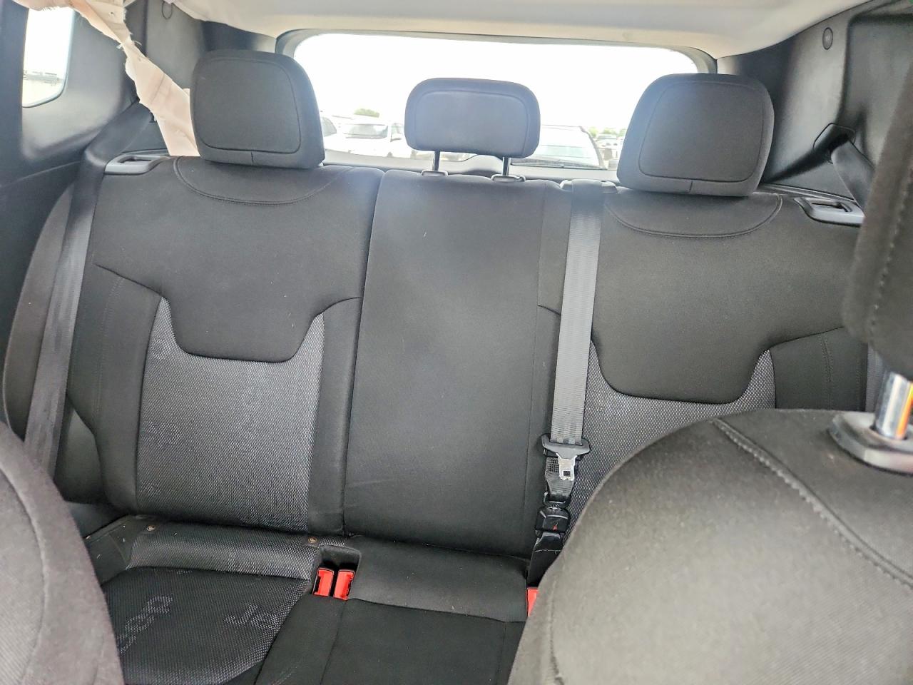 2015 Jeep Renegade Latitude White vin: ZACCJABT2FPC26082