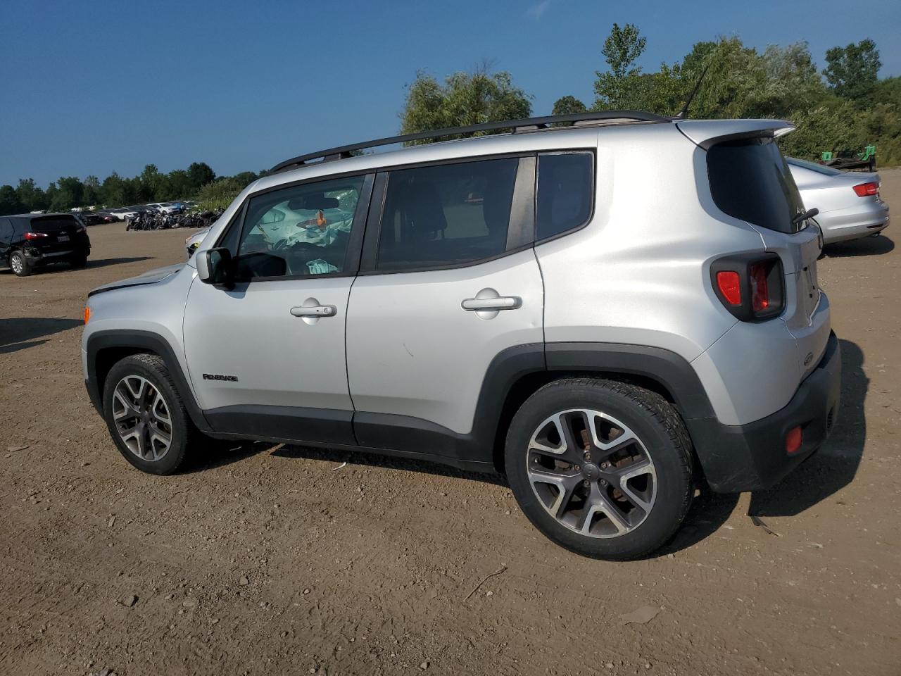 2015 Jeep Renegade Latitude Серебряный vin: ZACCJABT3FPC18783