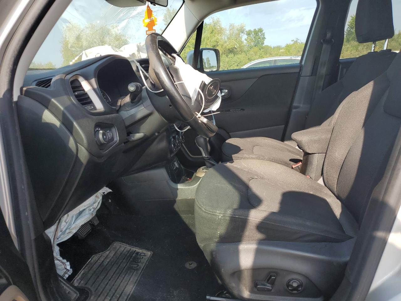 2015 Jeep Renegade Latitude Серебряный vin: ZACCJABT3FPC18783