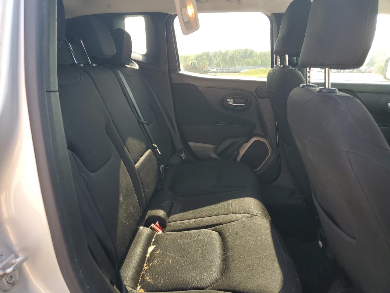 2015 Jeep Renegade Latitude Серебряный vin: ZACCJABT3FPC18783