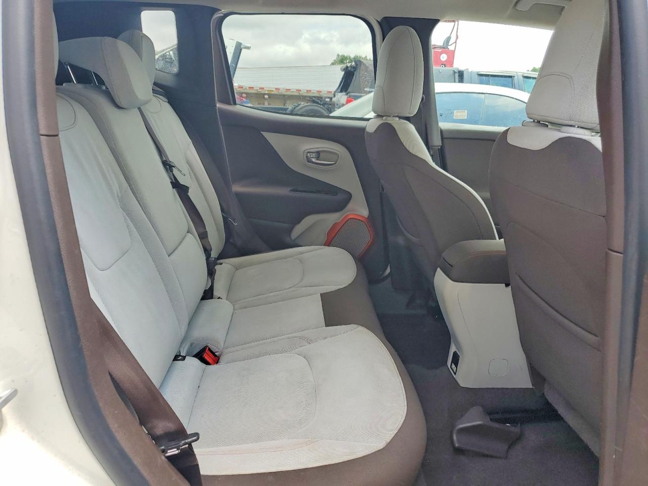 2016 Jeep Renegade Latitude White vin: ZACCJABT3GPE03255
