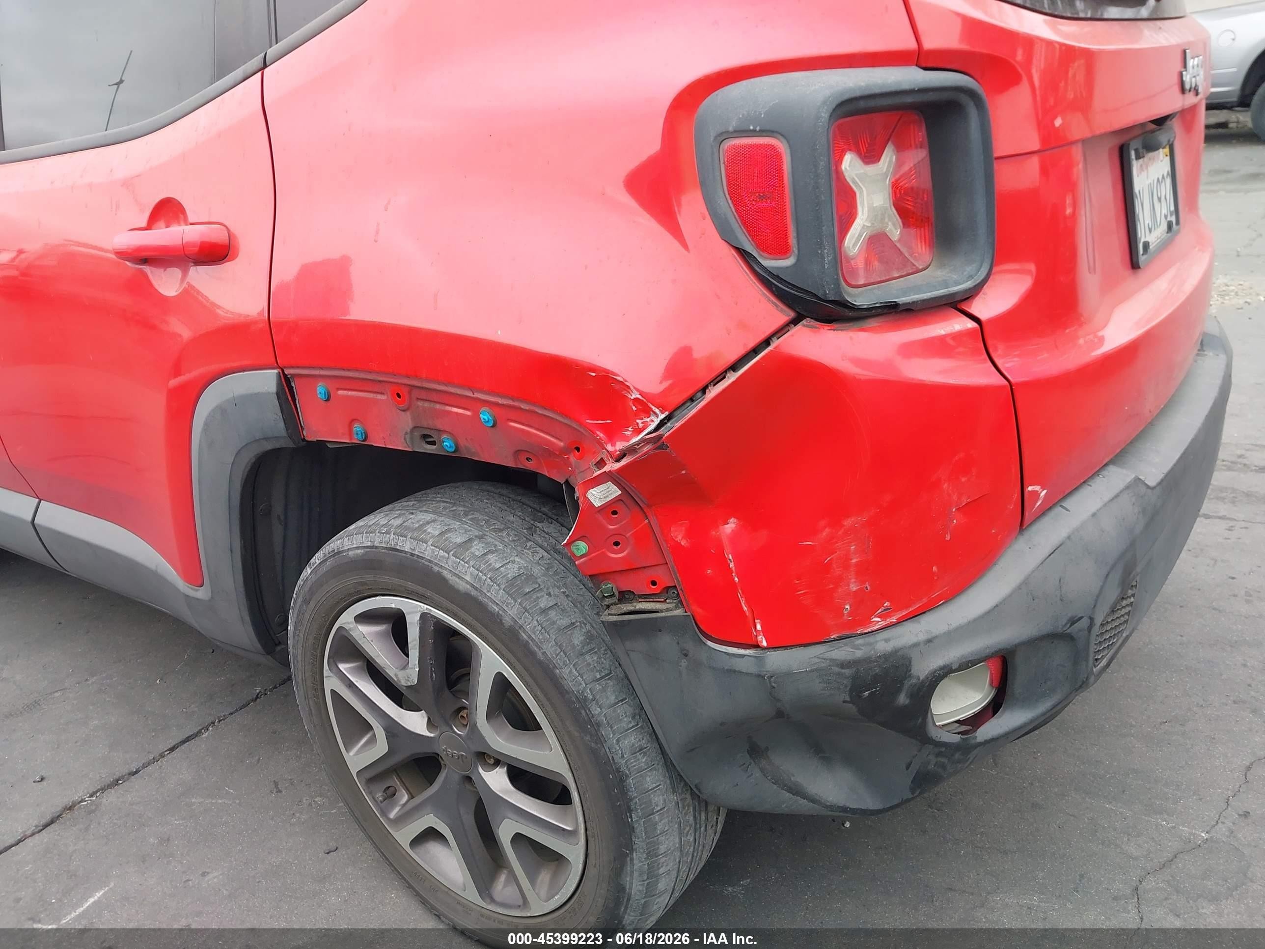 2015 Jeep Renegade Latitude Red vin: ZACCJABT4FPB32074