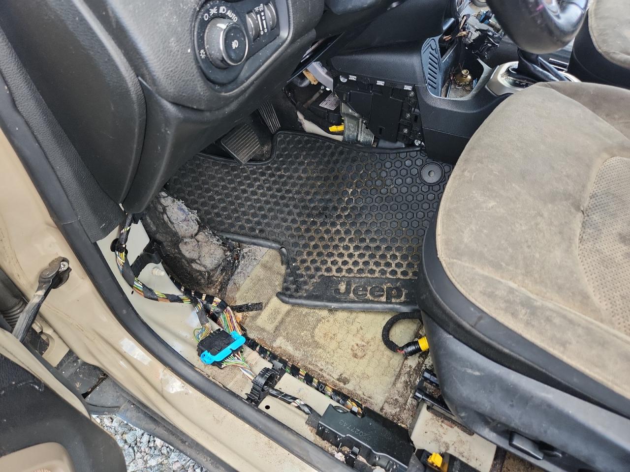 2016 Jeep Renegade Latitude Tan vin: ZACCJABT4GPD23625 Damage: Left Front Carpet, Missing, Replacement Required