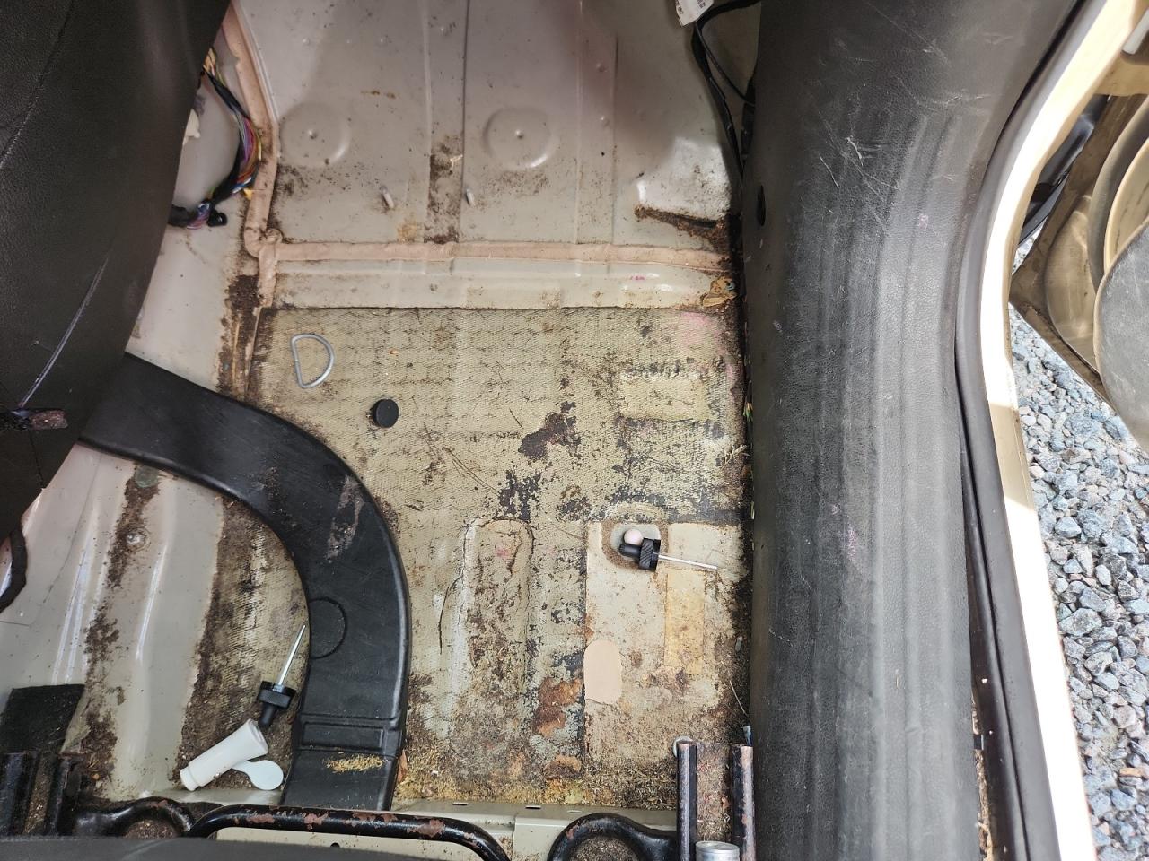 2016 Jeep Renegade Latitude Tan vin: ZACCJABT4GPD23625 Damage: Right Front Carpet, Missing, Replacement Required
