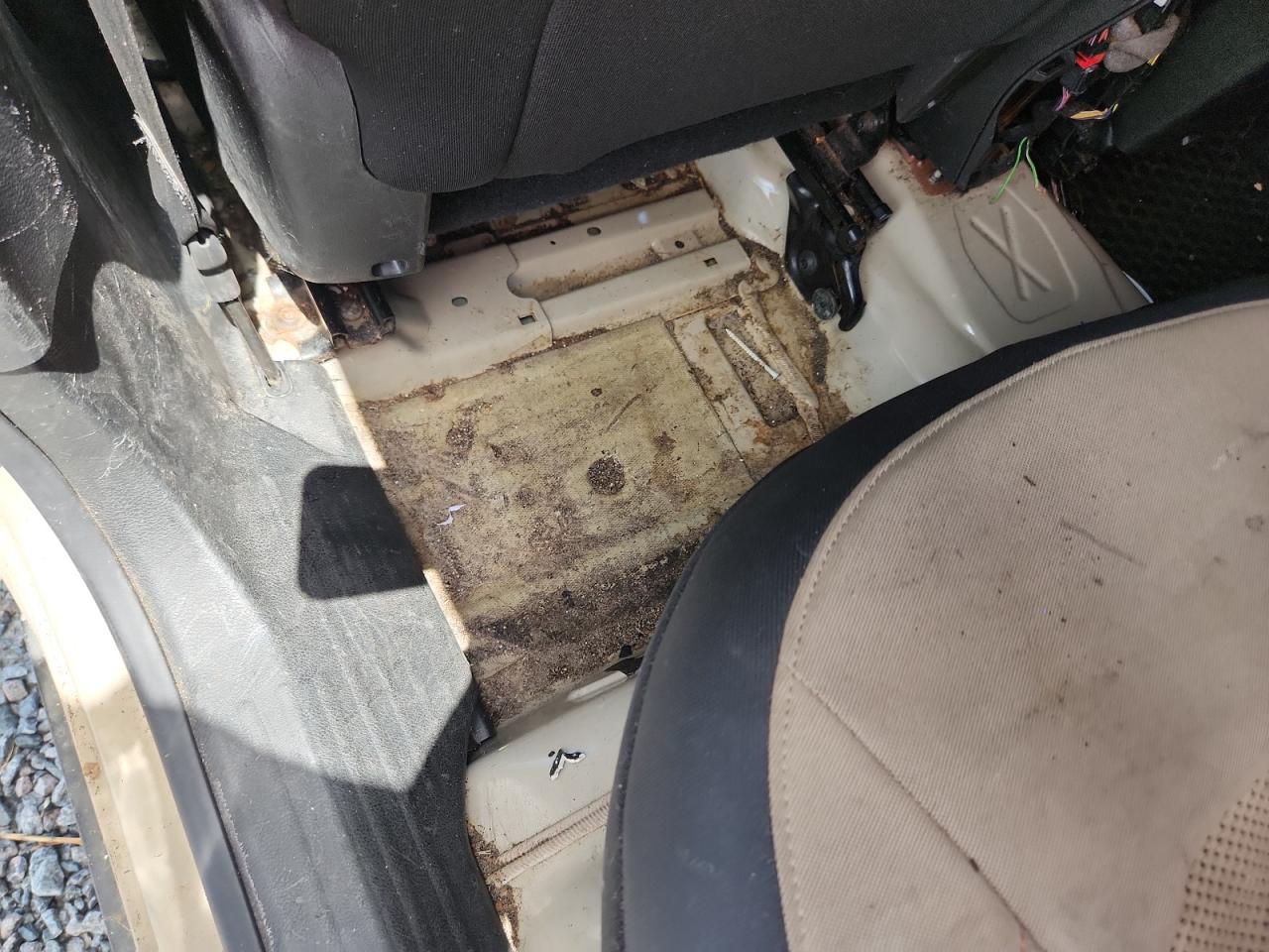 2016 Jeep Renegade Latitude Tan vin: ZACCJABT4GPD23625 Damage: Left Rear Carpet, Missing, Replacement Required