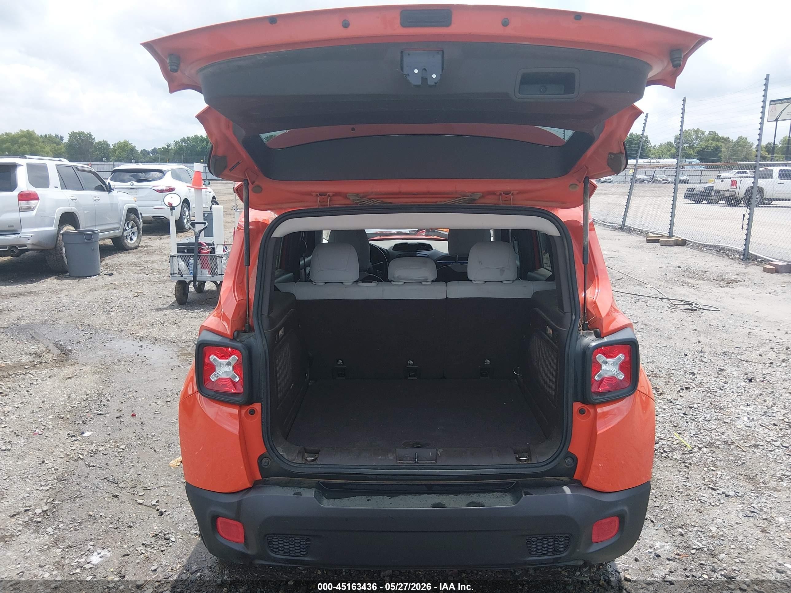 2015 Jeep Renegade Latitude Orange vin: ZACCJABT5FPB94213