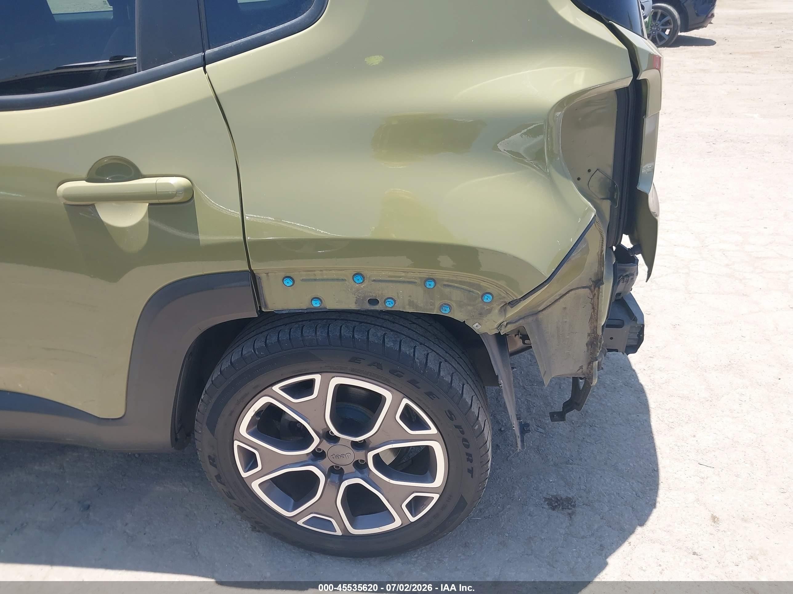 2015 Jeep Renegade Latitude Green vin: ZACCJABT6FPB37874