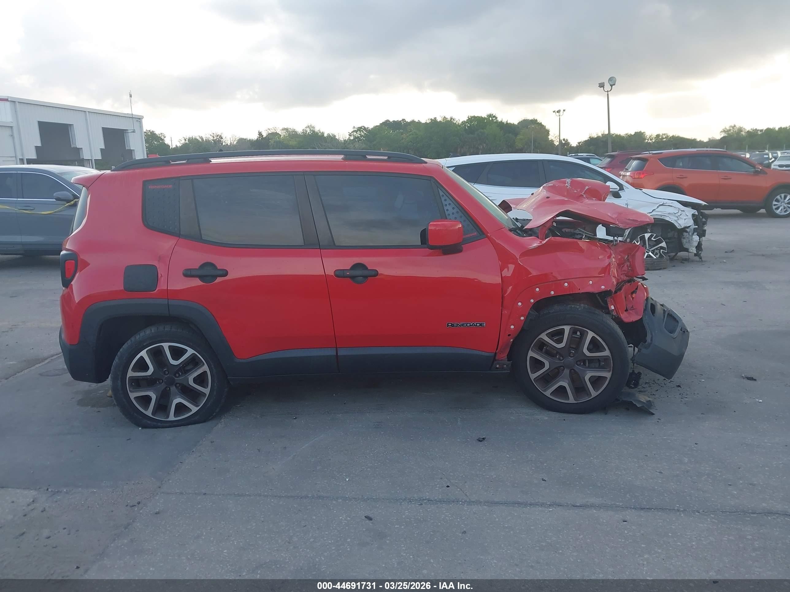 2015 Jeep Renegade Latitude Red vin: ZACCJABT6FPB97511