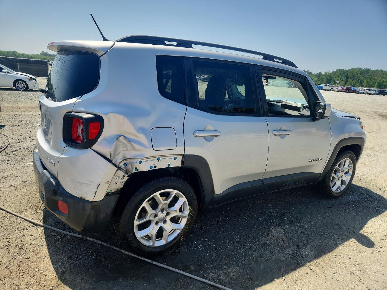 2015 Jeep Renegade Latitude Серебряный vin: ZACCJABT6FPC05719