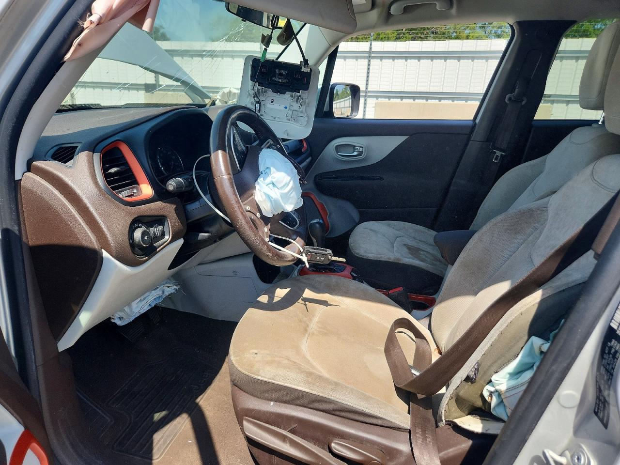 2015 Jeep Renegade Latitude Серебряный vin: ZACCJABT6FPC05719