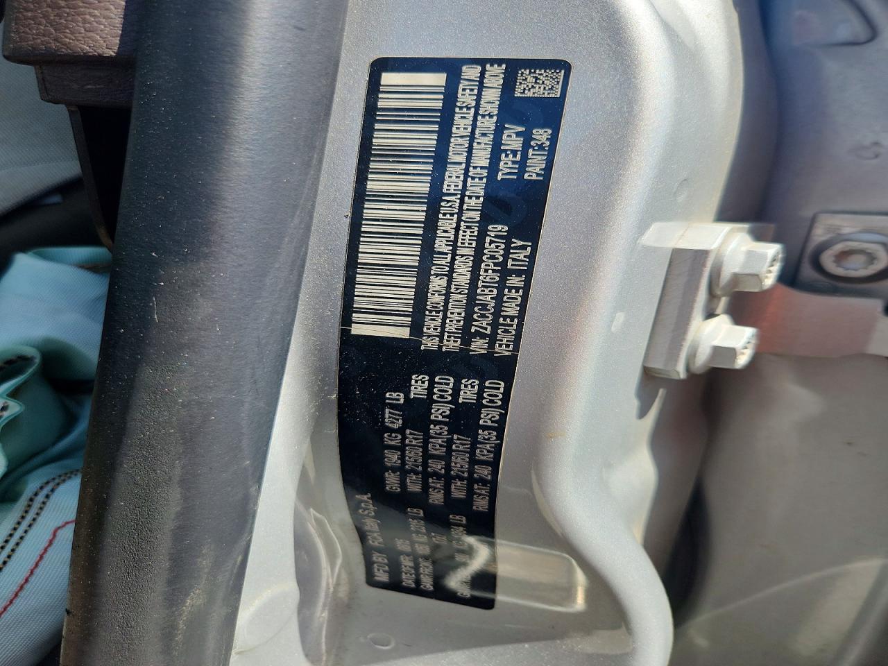 2015 Jeep Renegade Latitude Серебряный vin: ZACCJABT6FPC05719