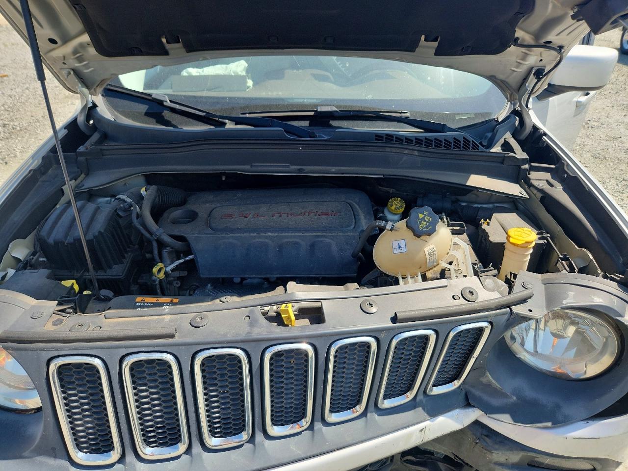 2015 Jeep Renegade Latitude Серебряный vin: ZACCJABT6FPC05719