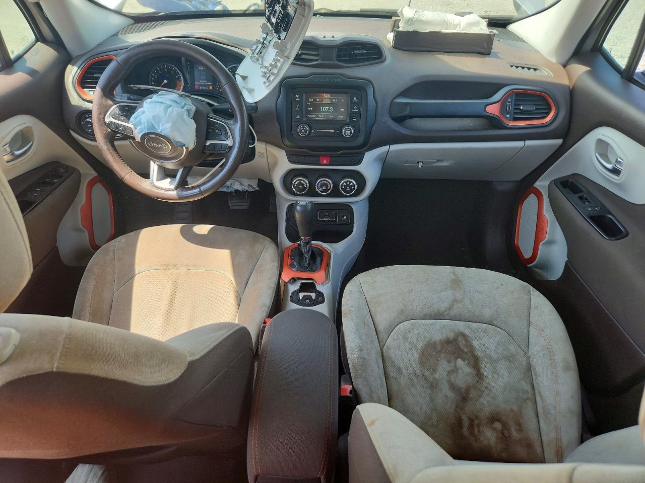 2015 Jeep Renegade Latitude Серебряный vin: ZACCJABT6FPC05719