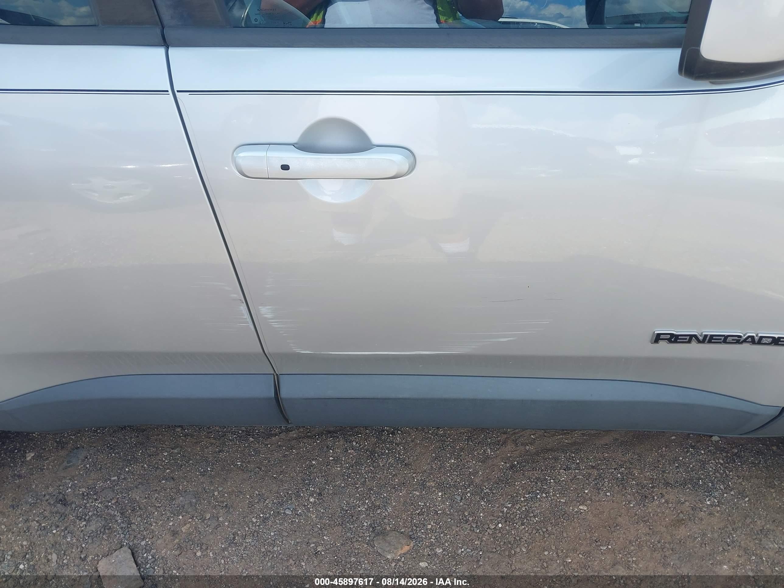 2015 Jeep Renegade Latitude Серебряный vin: ZACCJABT7FPB87084