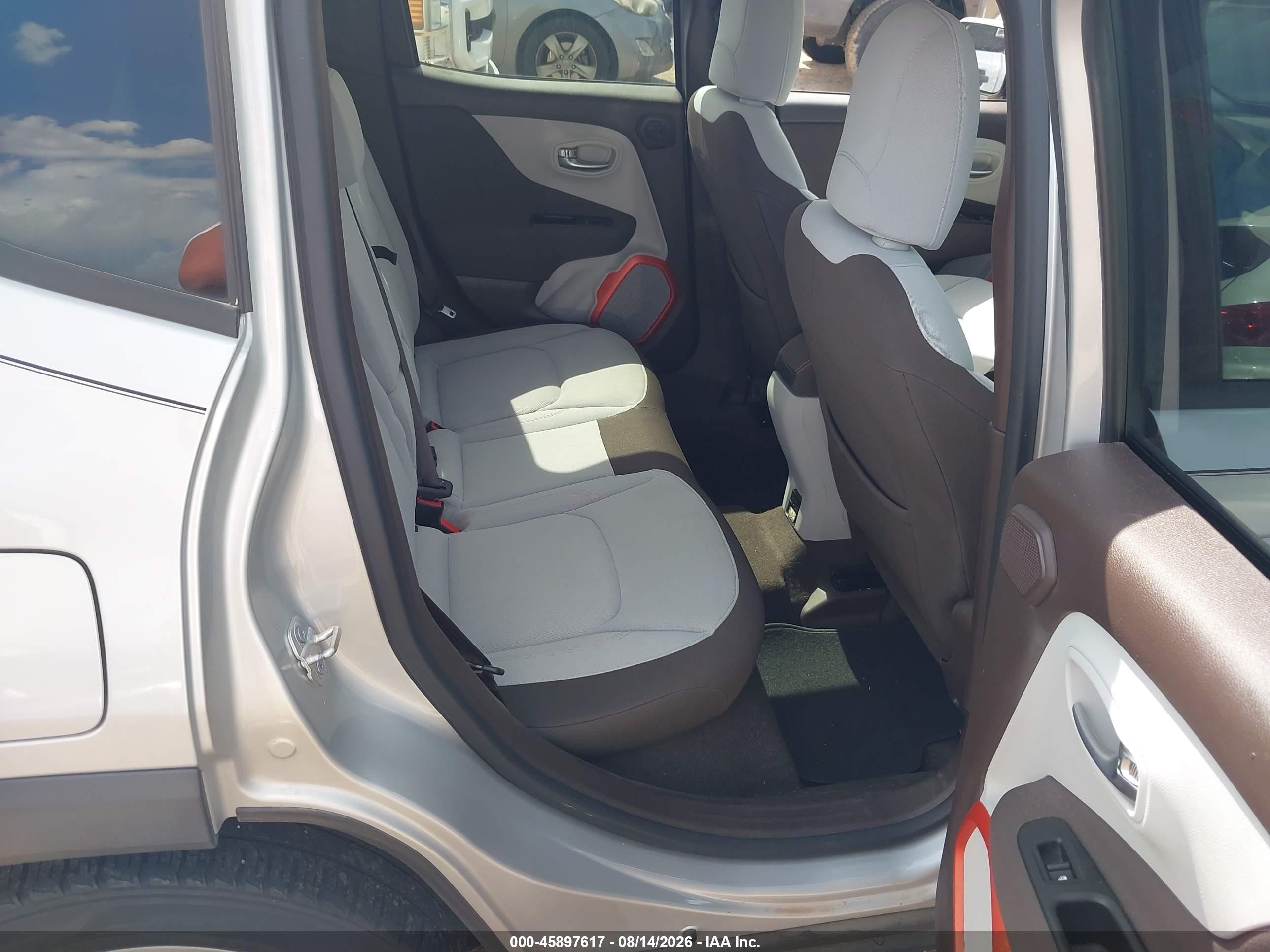 2015 Jeep Renegade Latitude Серебряный vin: ZACCJABT7FPB87084