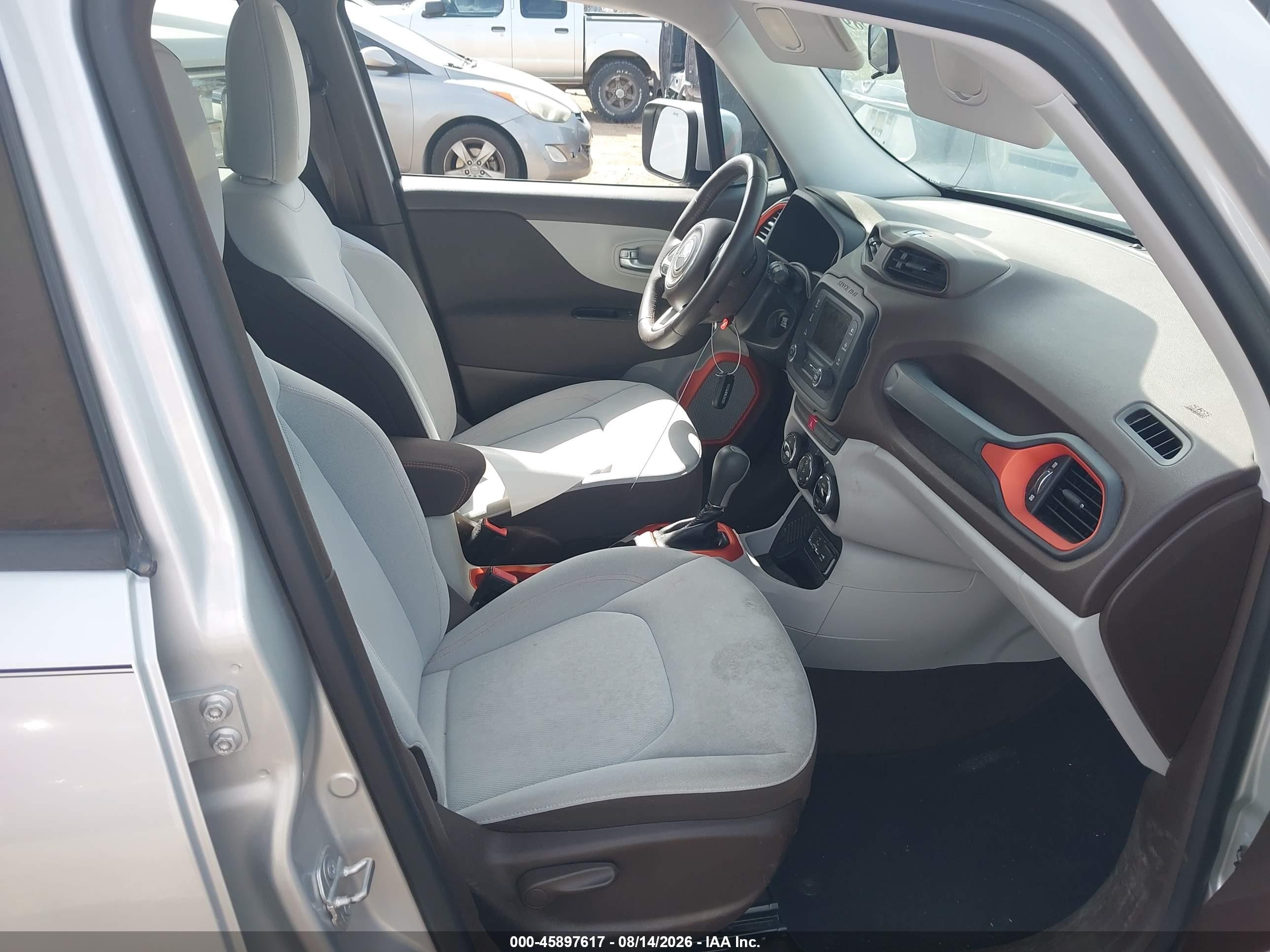 2015 Jeep Renegade Latitude Серебряный vin: ZACCJABT7FPB87084