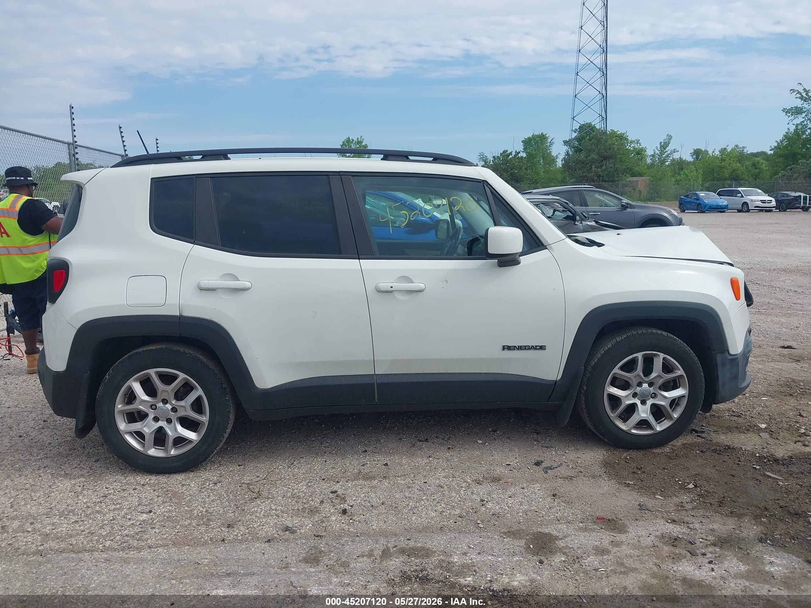 2015 Jeep Renegade Latitude White vin: ZACCJABT8FPB85568