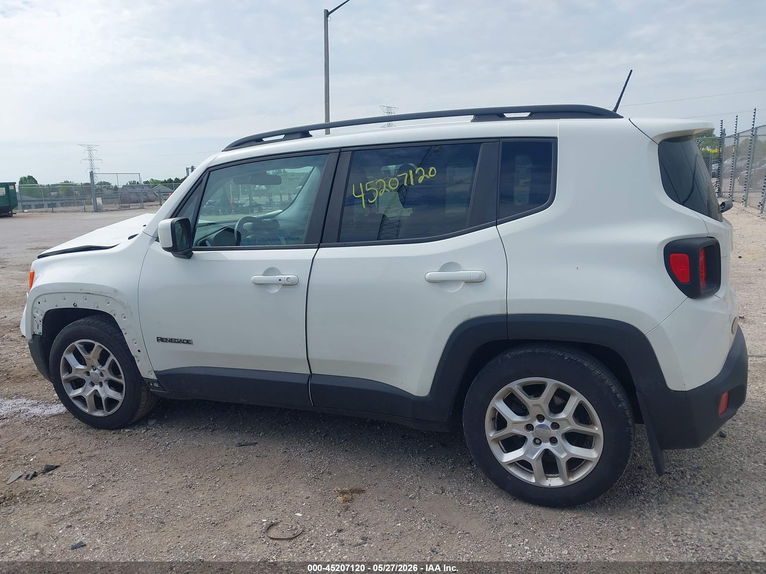 2015 Jeep Renegade Latitude White vin: ZACCJABT8FPB85568