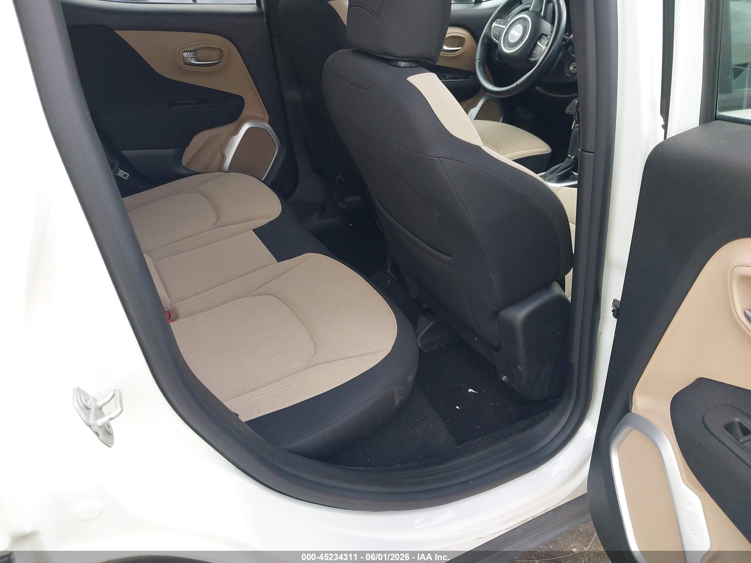 2015 Jeep Renegade Latitude White vin: ZACCJABT8FPB90561