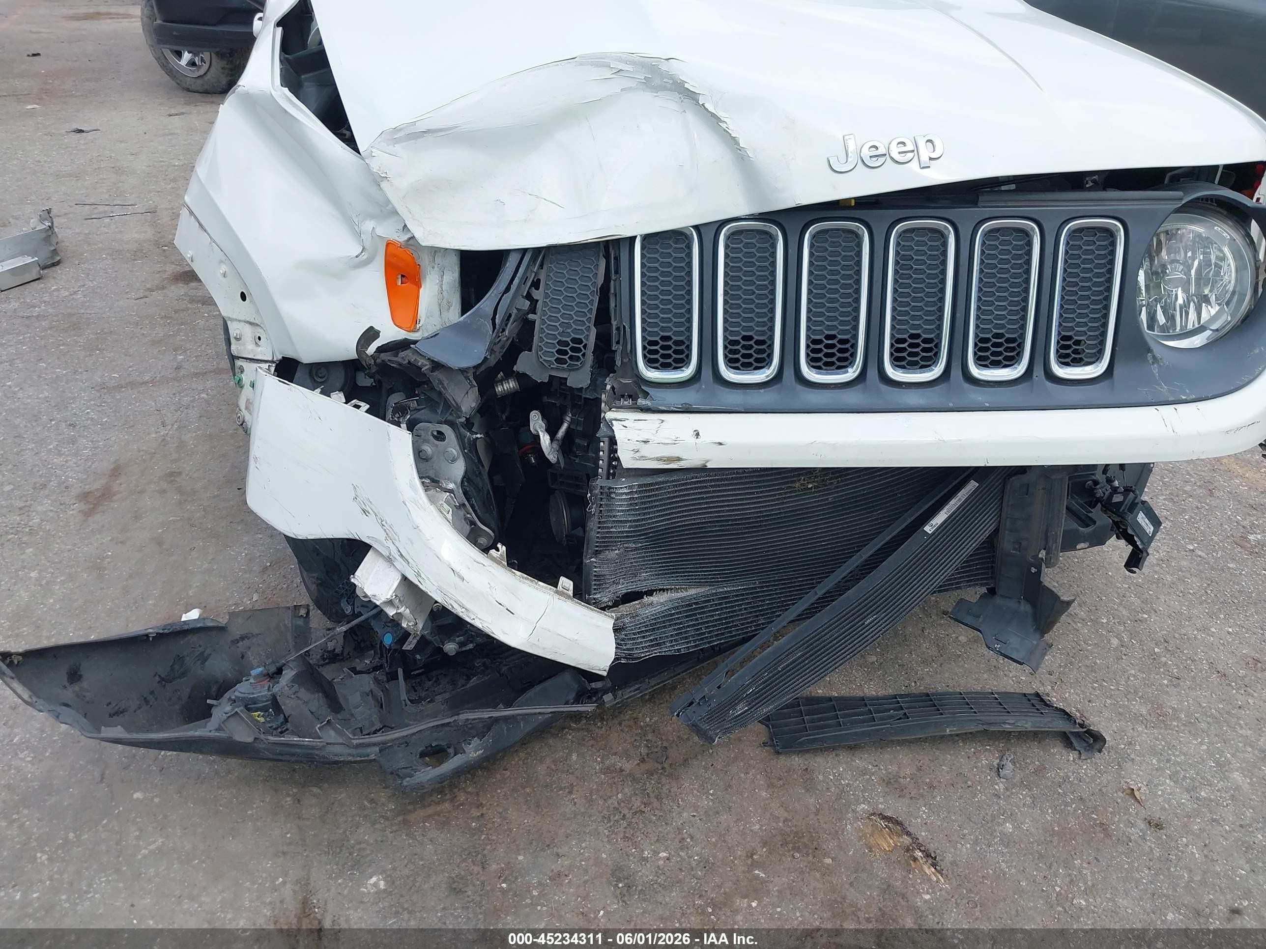 2015 Jeep Renegade Latitude White vin: ZACCJABT8FPB90561