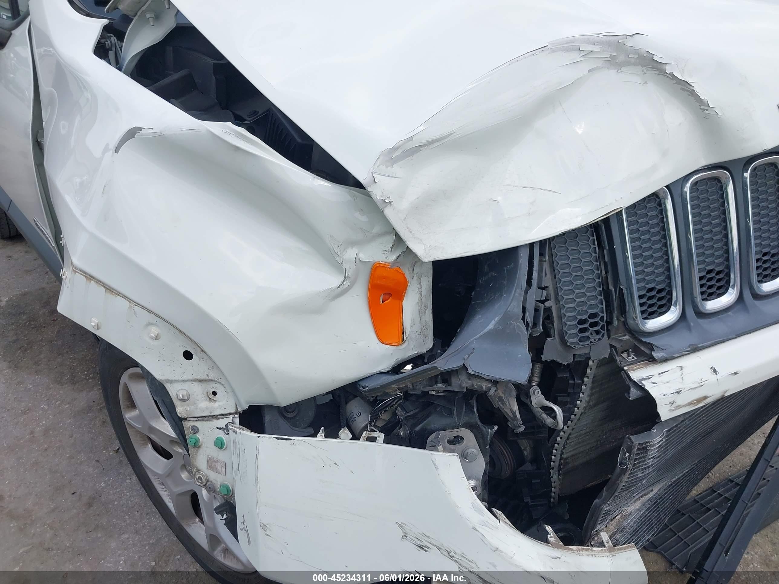 2015 Jeep Renegade Latitude White vin: ZACCJABT8FPB90561