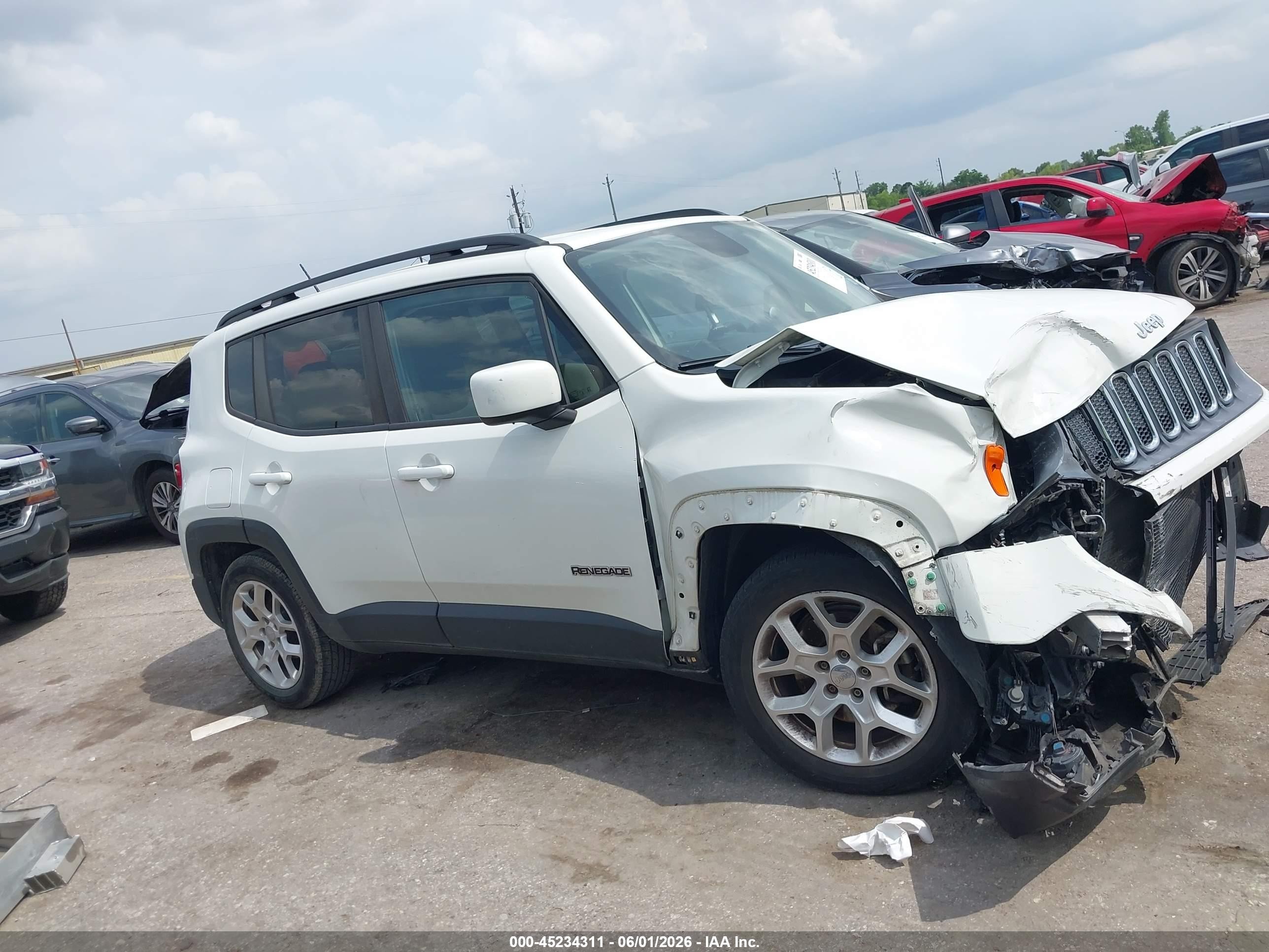 2015 Jeep Renegade Latitude White vin: ZACCJABT8FPB90561