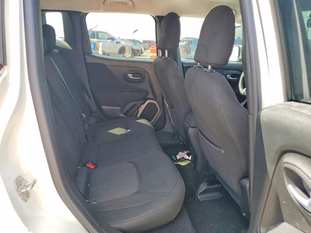 2015 Jeep Renegade Latitude White vin: ZACCJABT8FPC03180