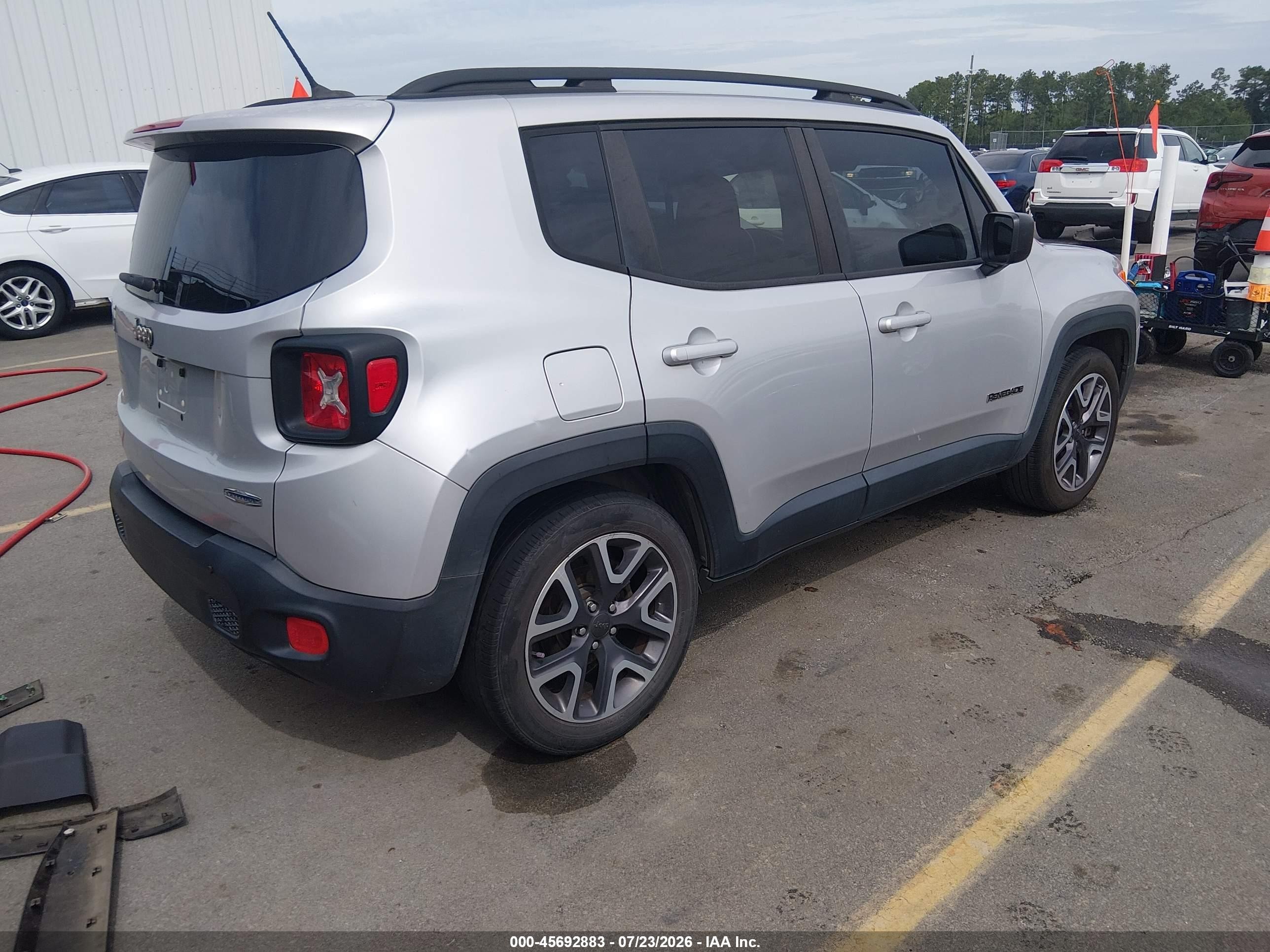 2015 Jeep Renegade Latitude Silver vin: ZACCJABT9FPC36737