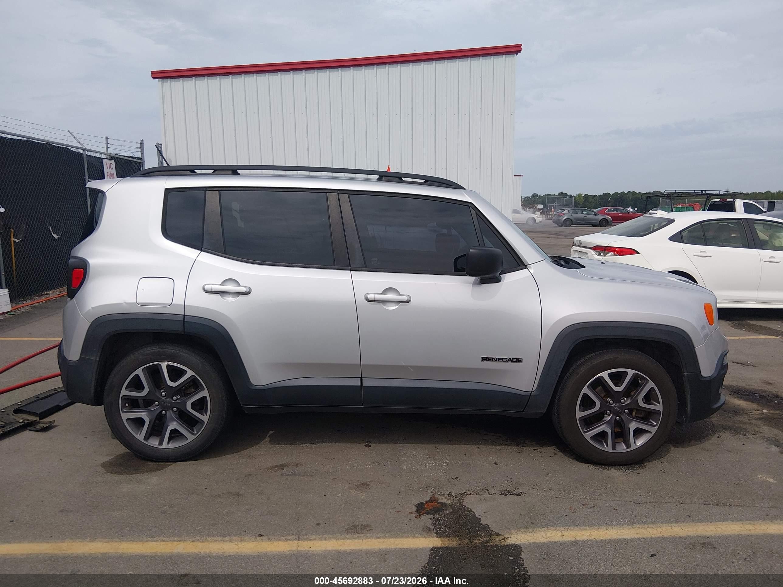 2015 Jeep Renegade Latitude Silver vin: ZACCJABT9FPC36737