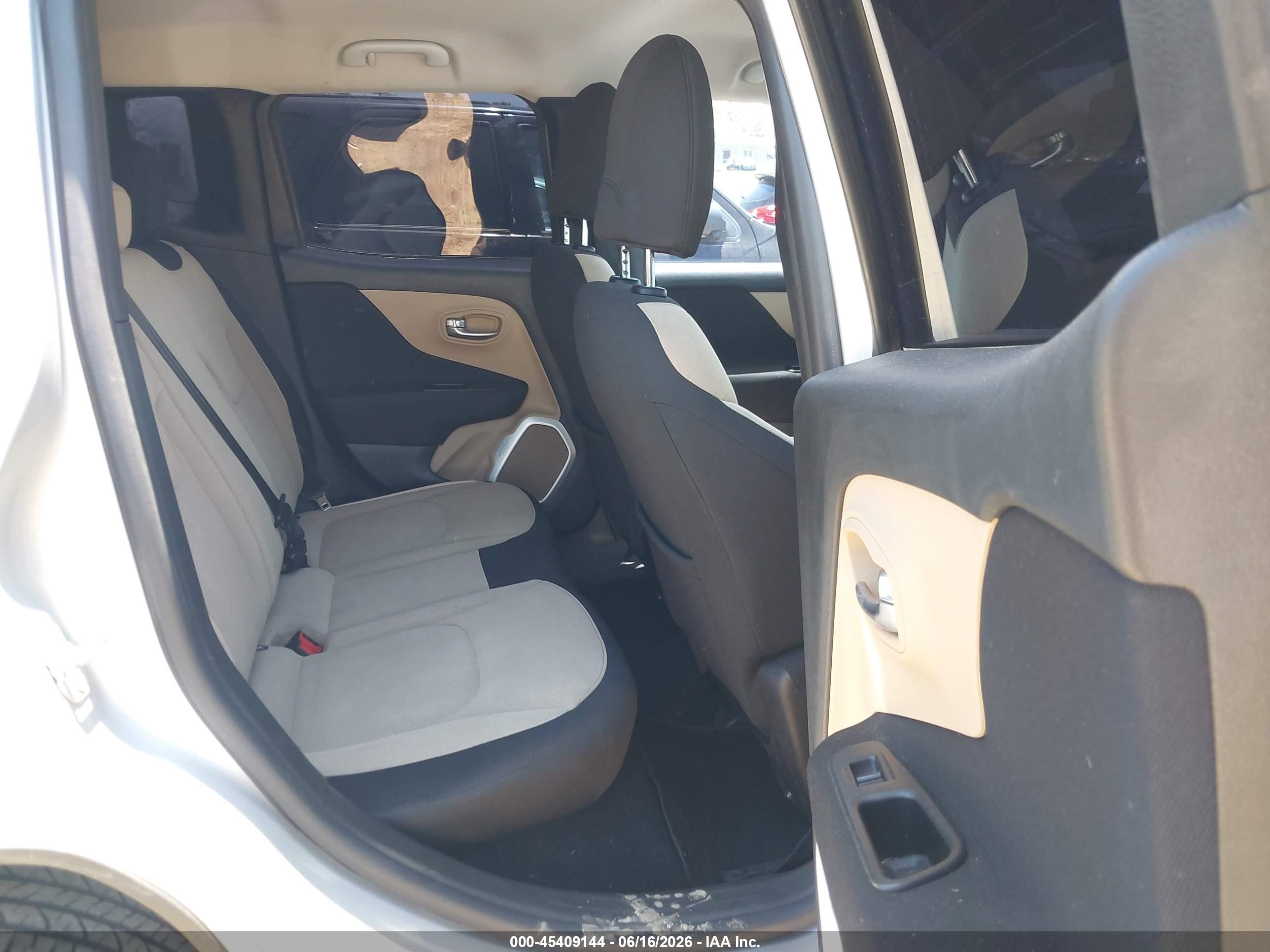 2015 Jeep Renegade Latitude Silver vin: ZACCJABTXFPB34833