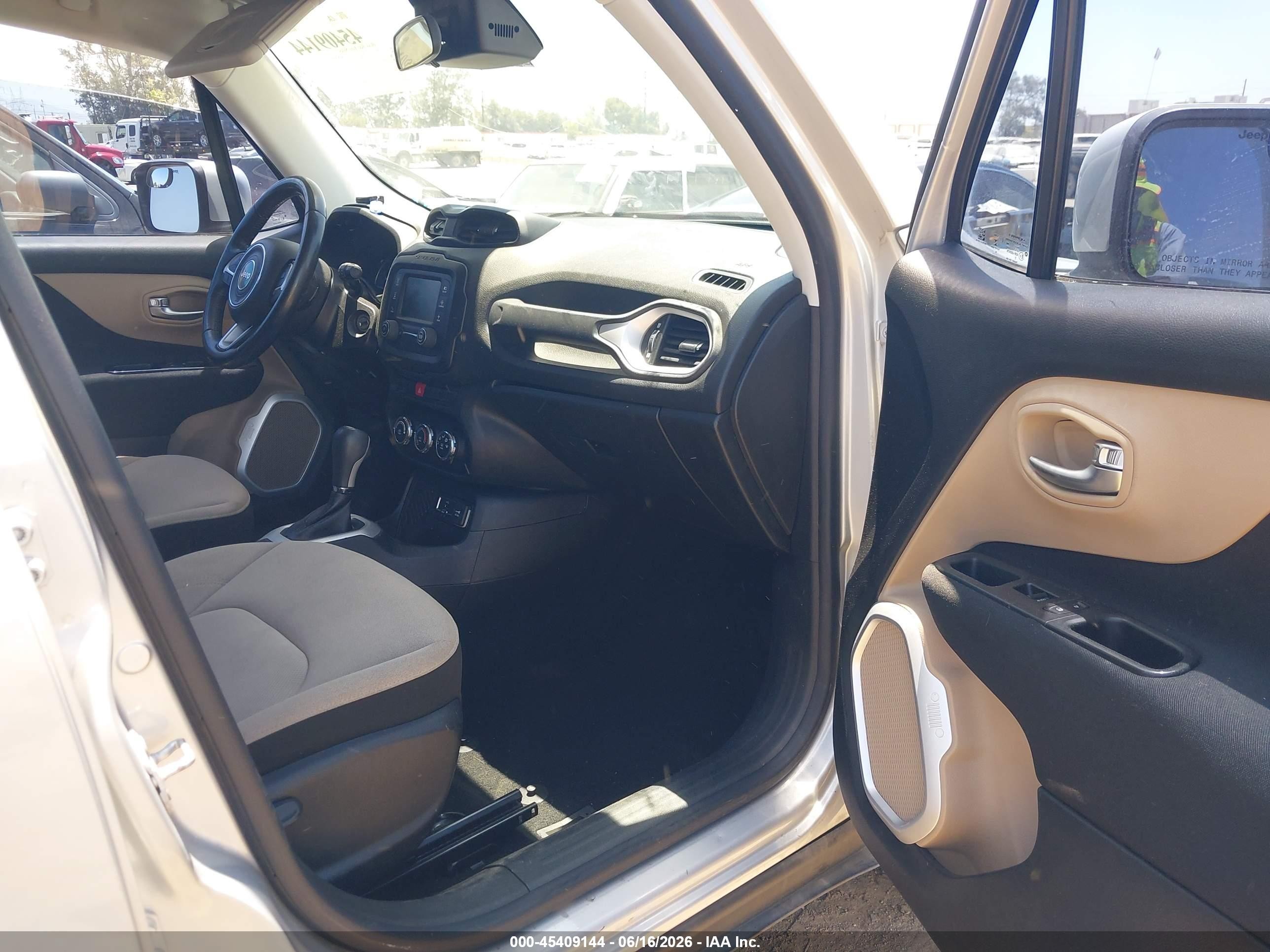 2015 Jeep Renegade Latitude Silver vin: ZACCJABTXFPB34833