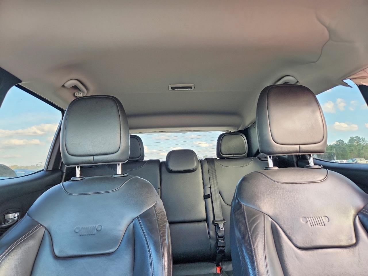 2015 Jeep Renegade Limited White vin: ZACCJADT0FPB74706