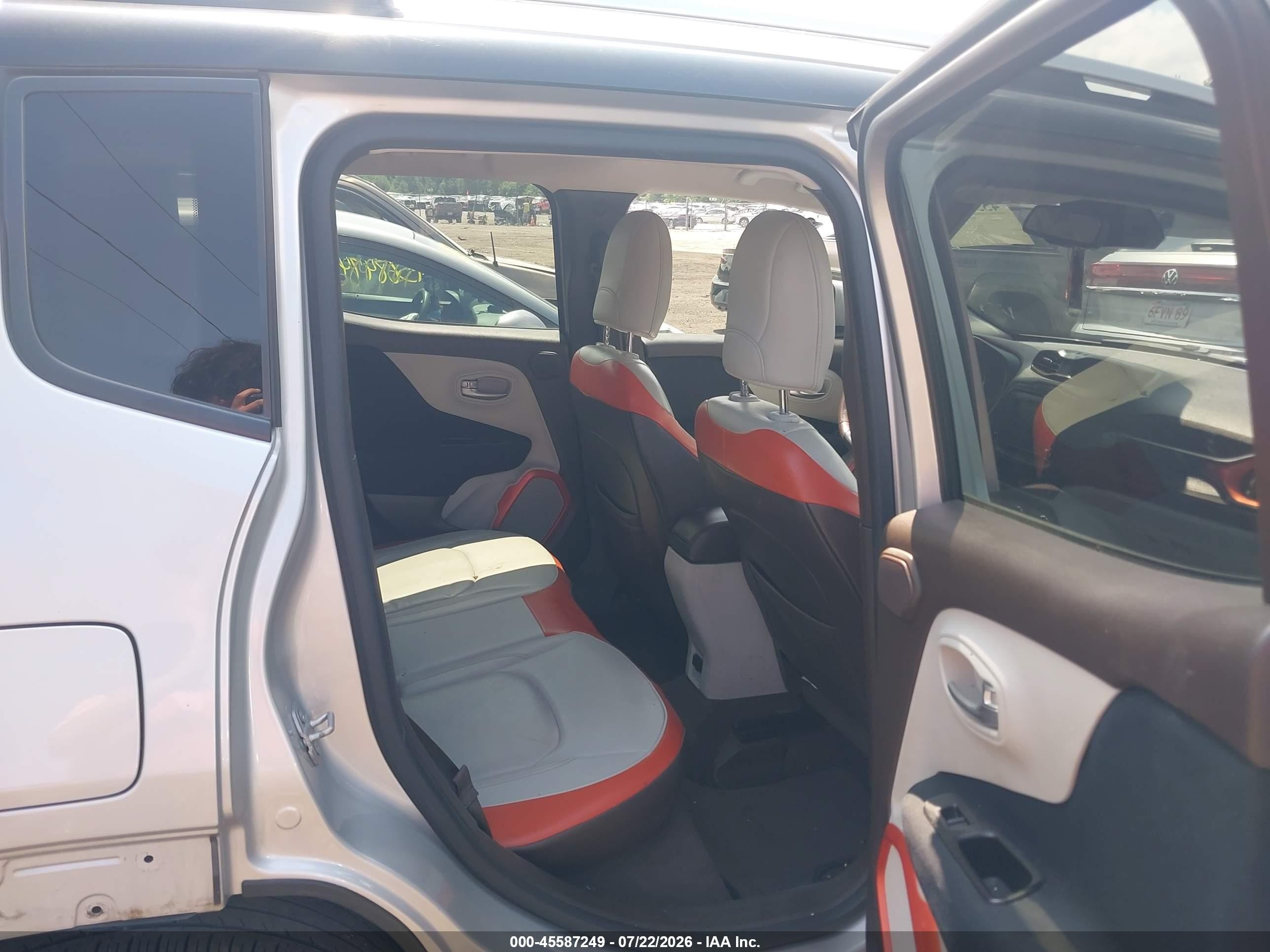 2015 Jeep Renegade Limited Silver vin: ZACCJADT4FPB23470