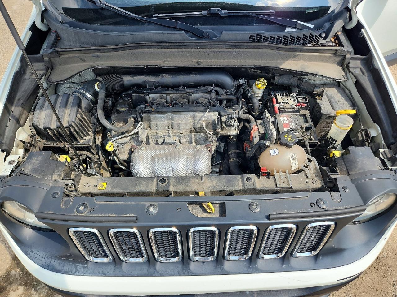 2015 Jeep Renegade Sport White vin: ZACCJBATXFPB50442