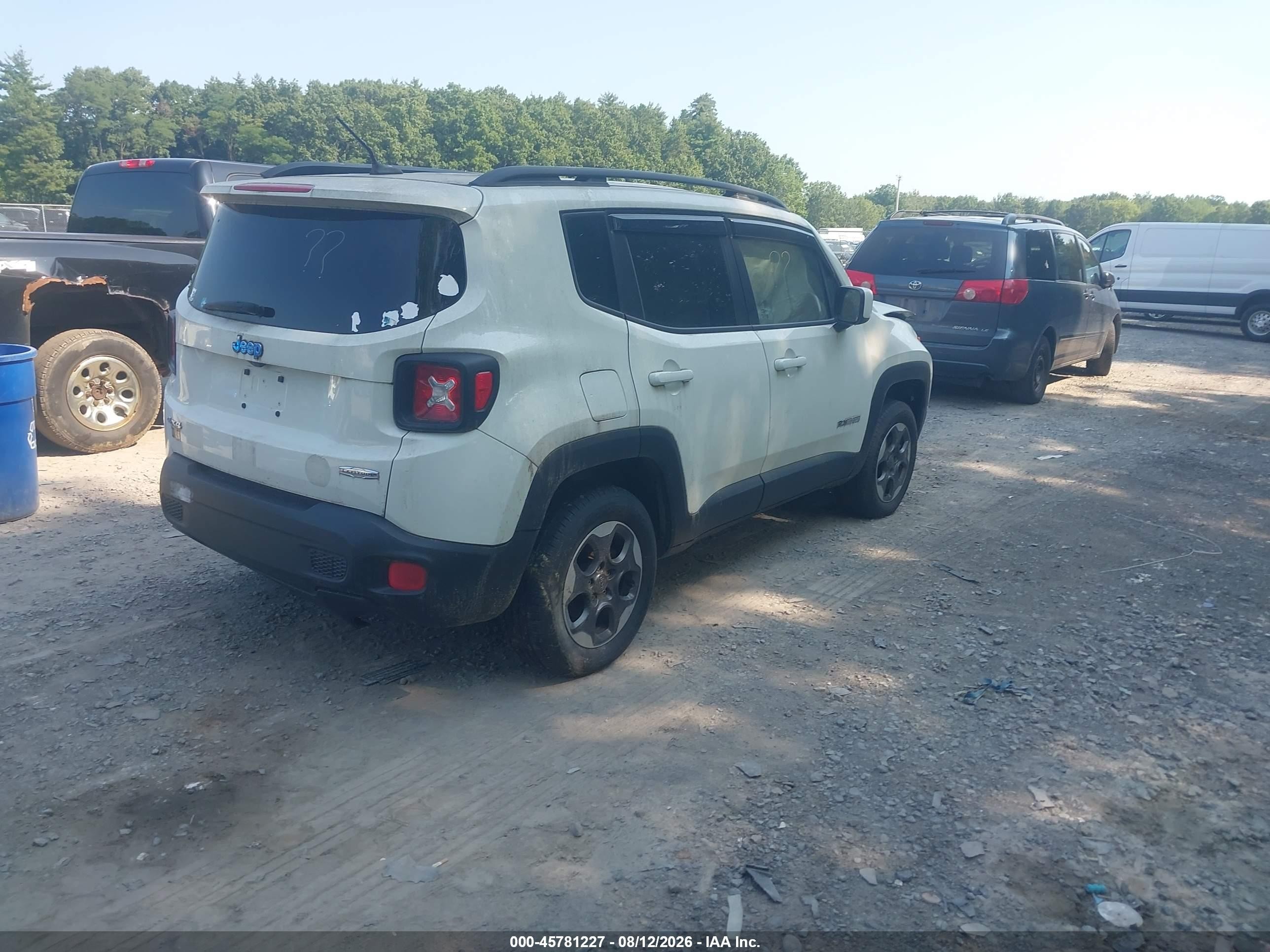 2015 Jeep Renegade Latitude White vin: ZACCJBBH0FPB68208