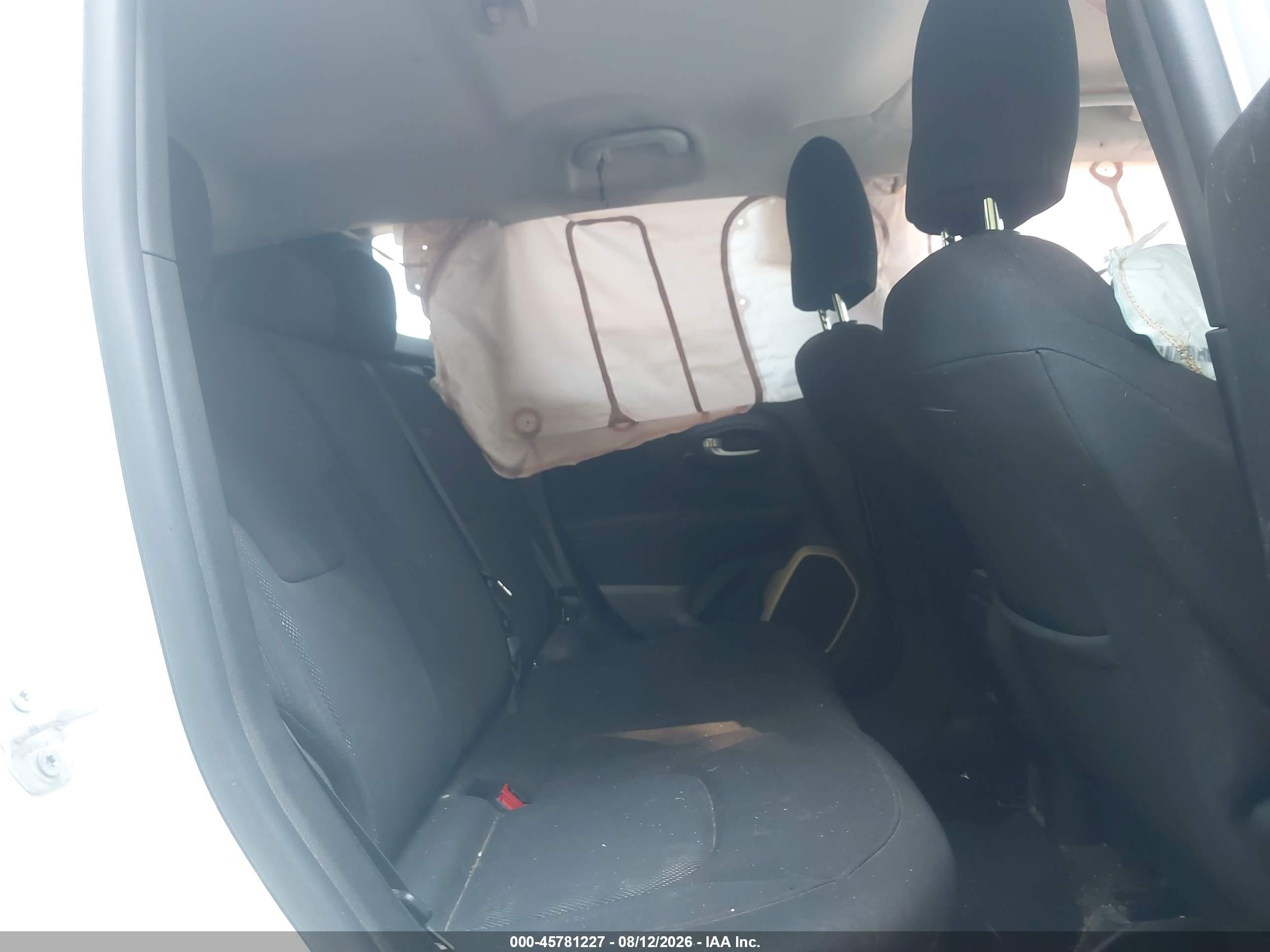 2015 Jeep Renegade Latitude White vin: ZACCJBBH0FPB68208