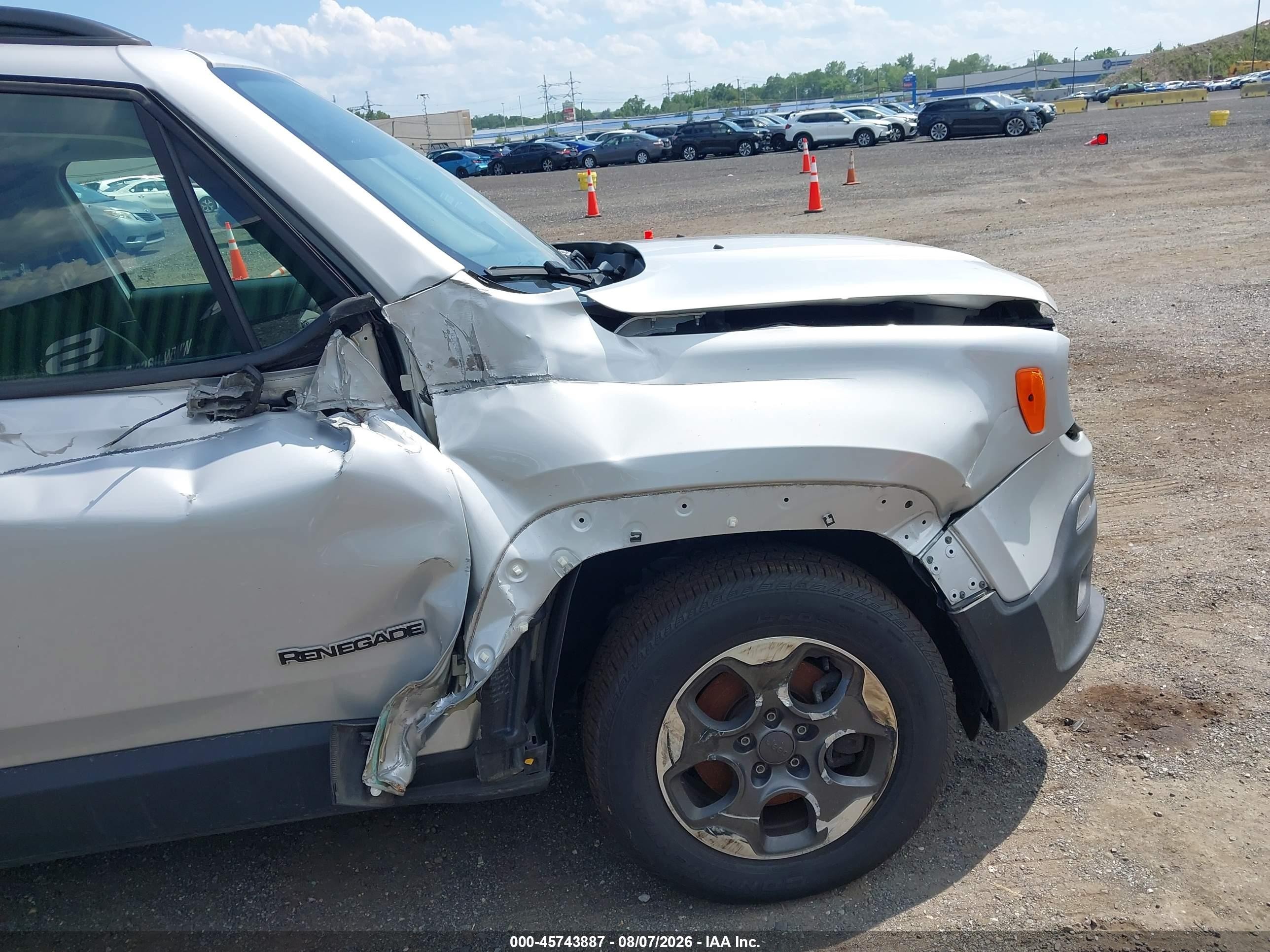 2015 Jeep Renegade Latitude Silver vin: ZACCJBBH8FPB99066